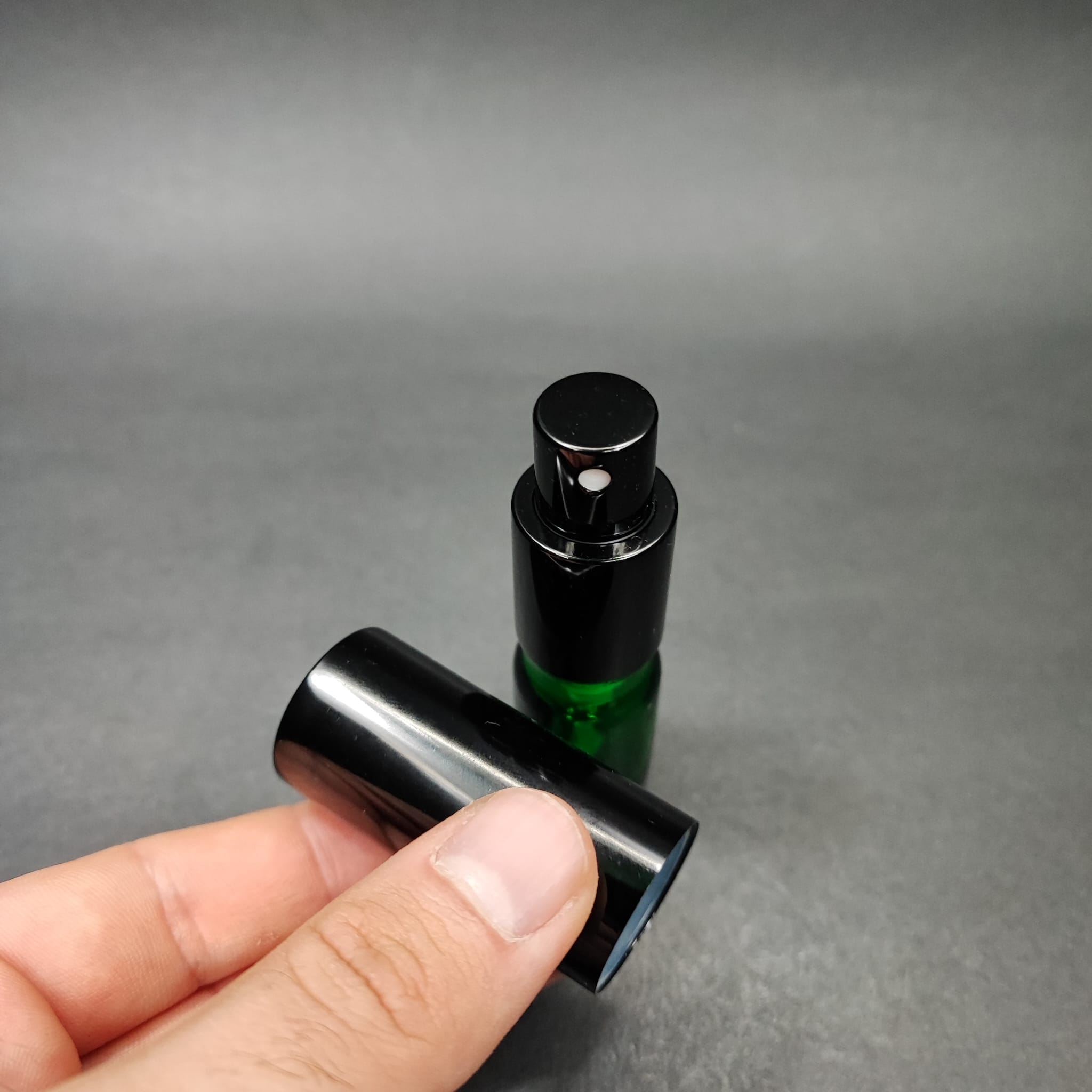 5 ML LÜKS VİDALI VALF ÇEVİRME PARFÜM ŞİŞELERİ - 5 CC YEŞİL CAM ŞİŞE - SİYAH METAL SPREYLİ KAPAKLI SET