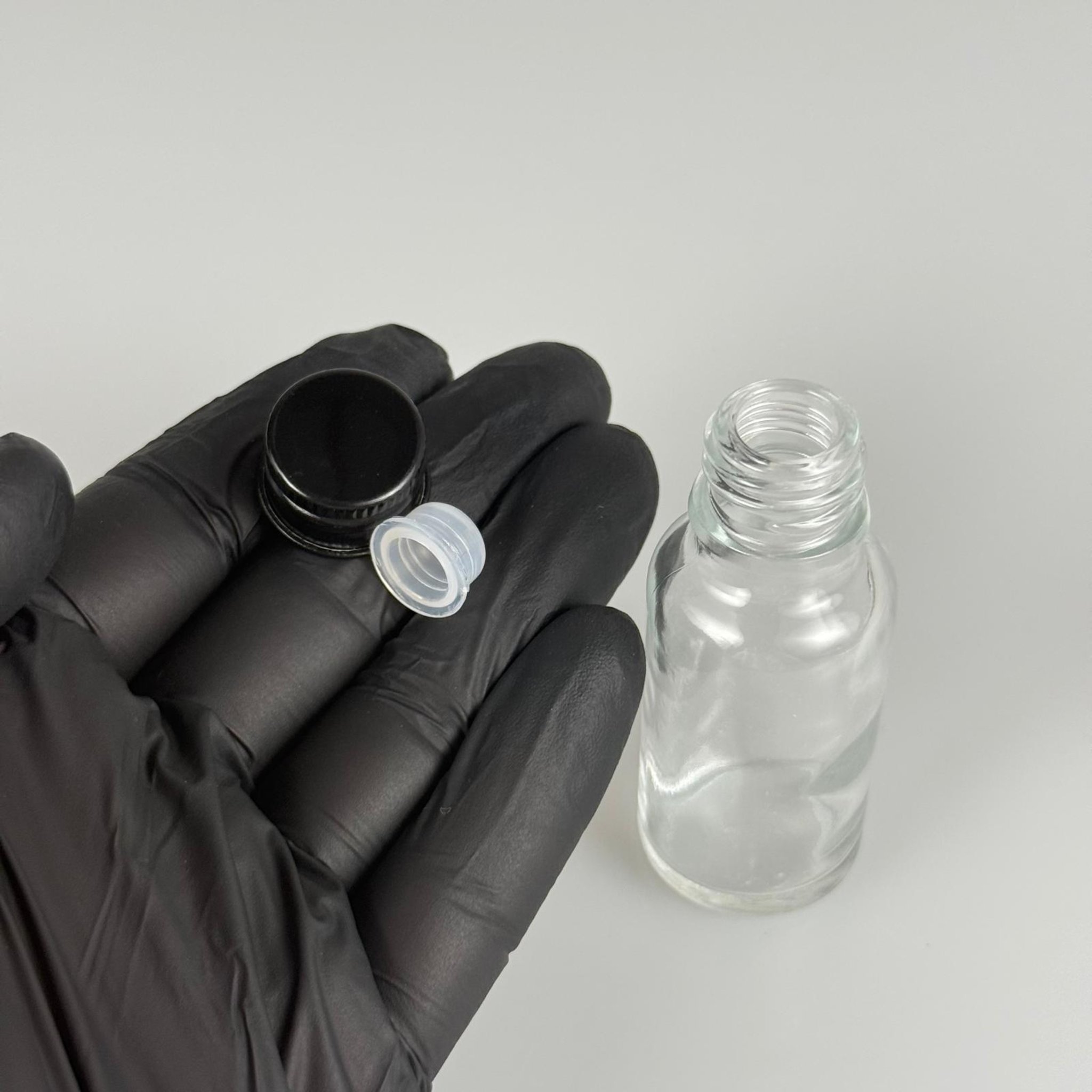 20 CC ŞEFFAF CAM ŞİŞE + KÖPÜK CONTALI SİYAH ALÜMİNYUM METAL KAPAKLI + KÖR TIPALI TAKIM - 20 ML ŞEFFAF CAM ŞİŞE