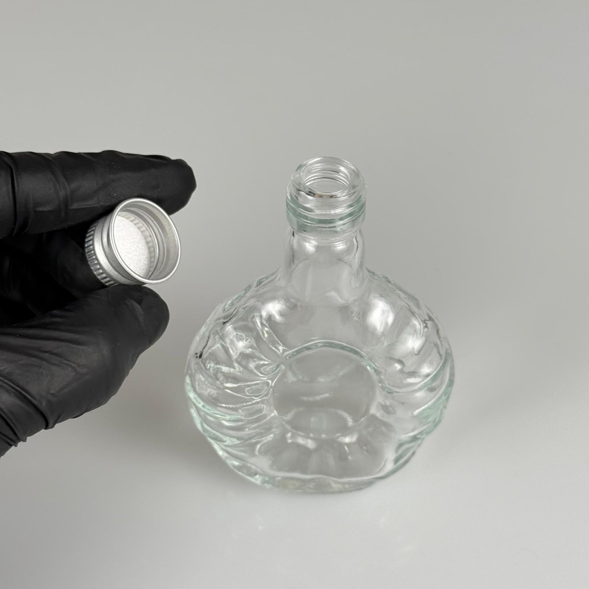 50 CC BOĞAZLI YASSI CAM ŞİŞE + GÜMÜŞ  ALÜMİNYUM METAL KAPAKLI TAKIM - 50 ML PRESTİJLİ ŞİŞE