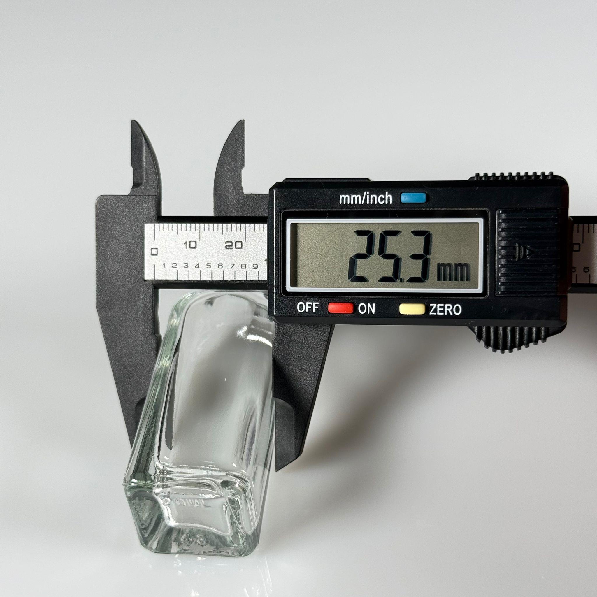 20 CC MARASKA KÖŞELİ CAM ŞİŞE - SİYAH PLASTİK KAPAKLI - 20 ML KAPAKLI CAM ŞİŞE