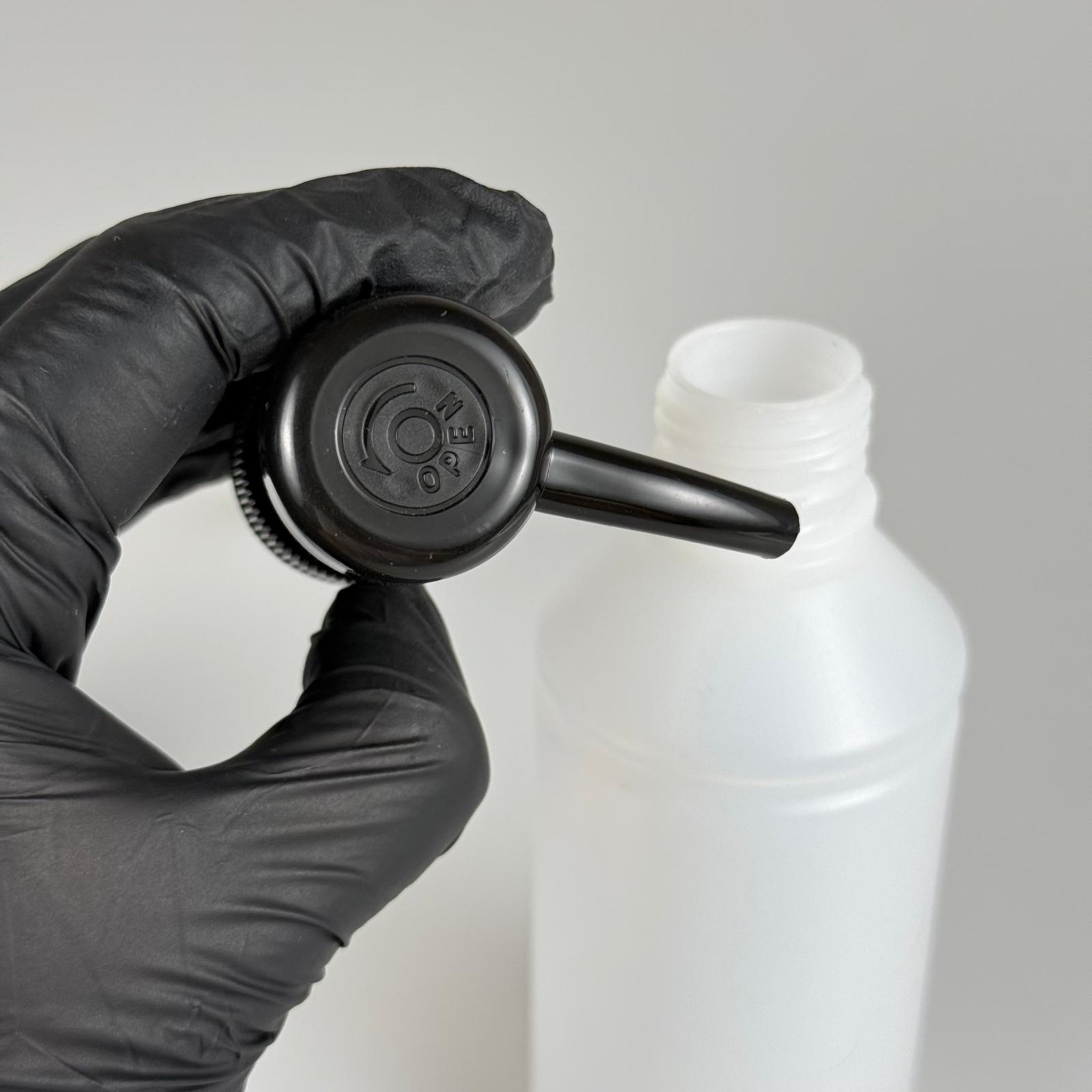 250 CC POLİETİLEN YARI SAYDAM MODEL ŞİŞE - SİYAH DOZAJ POMPALI (HER BASMADA 4 CC SIVI ATAR)  - 250 ML POMPALI ŞİŞE - ŞURUP, ŞAMPUAN, KREM GİBİ YOĞUN KIVAMLI SIVILARDA KULLANILIR