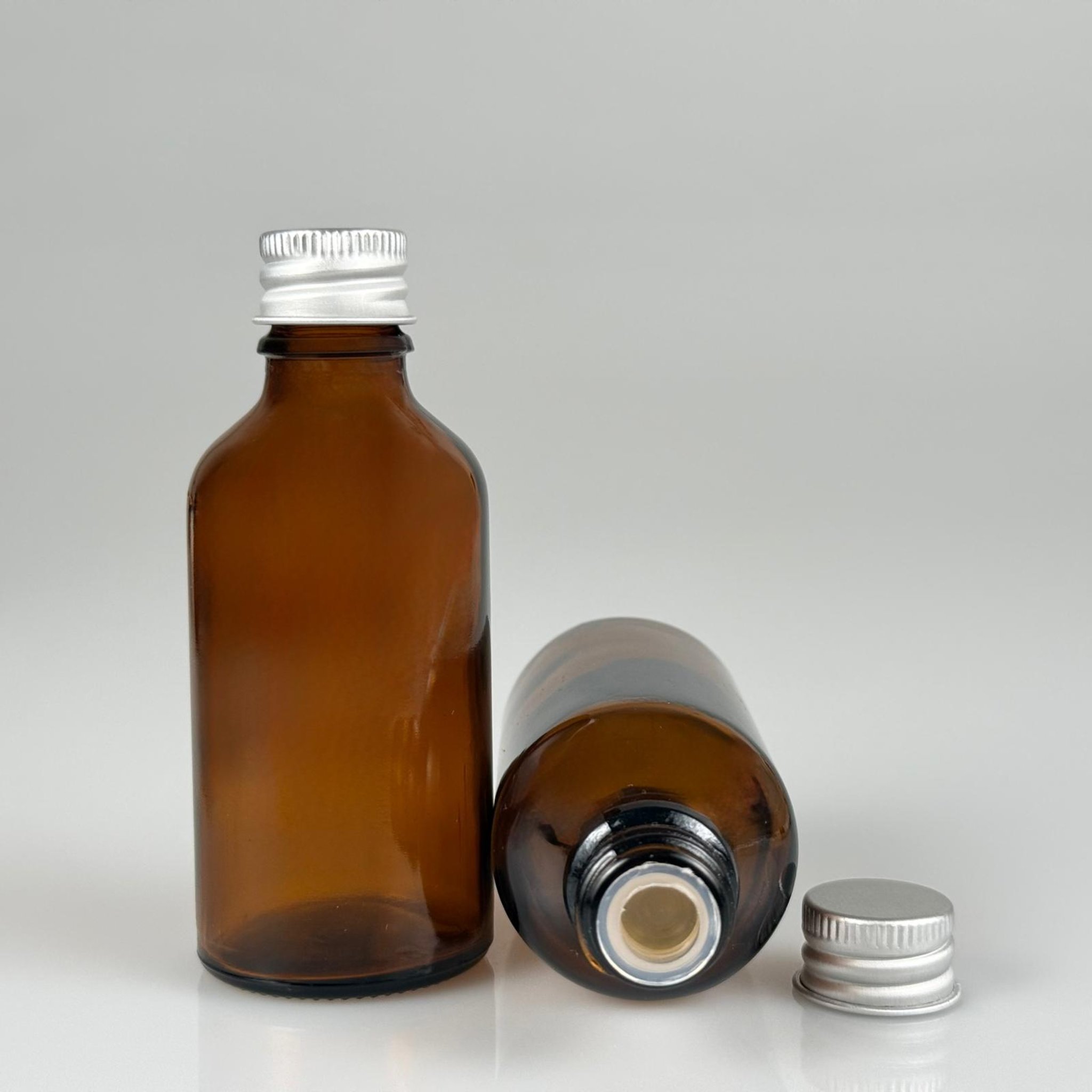 50 CC AMBER CAM ŞİŞE + KÖPÜK CONTALI GÜMÜŞ ALÜMİNYUM METAL KAPAKLI + KÖR TIPALI TAKIM - 50 ML KAHVERENGİ CAM ŞİŞE