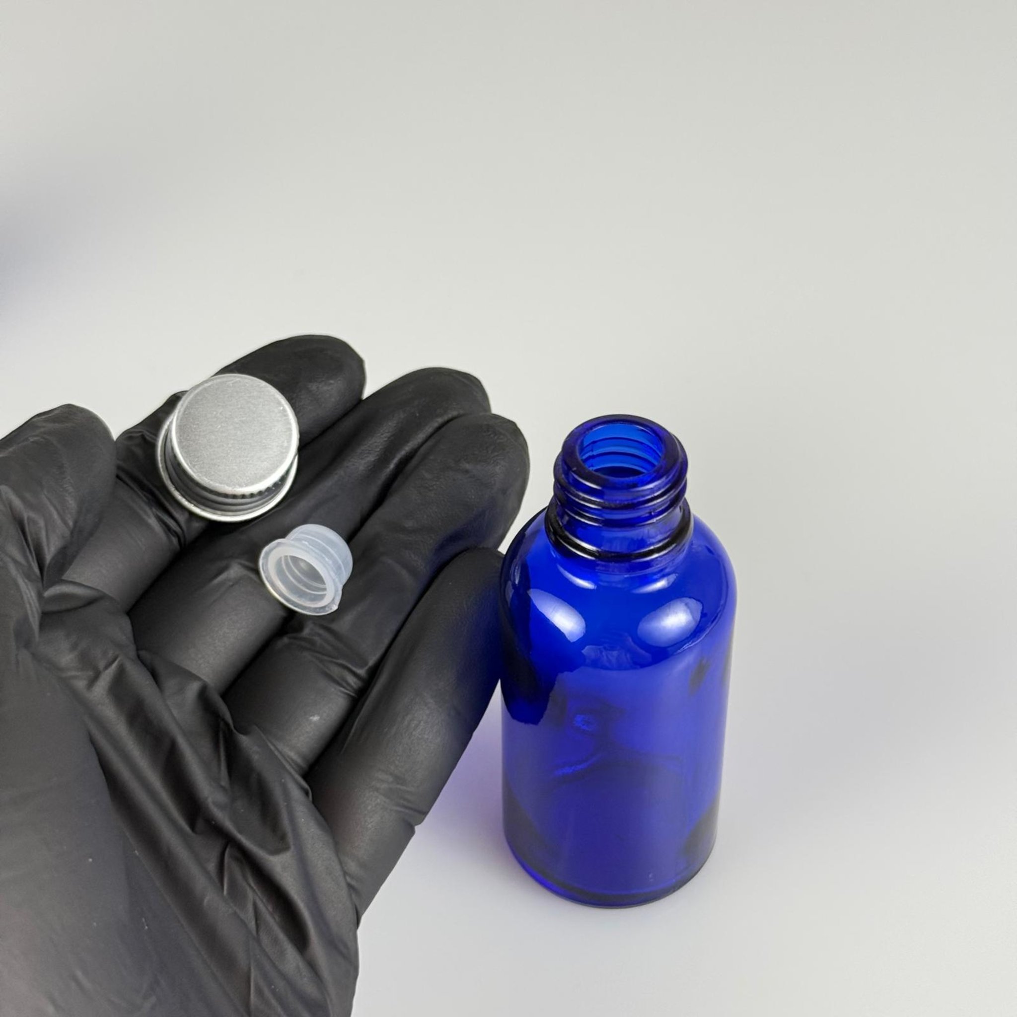 30 CC MAVİ CAM ŞİŞE + KÖPÜK CONTALI GÜMÜŞ ALÜMİNYUM METAL KAPAKLI + KÖR TIPALI TAKIM - 30 ML MAVİ CAM ŞİŞE