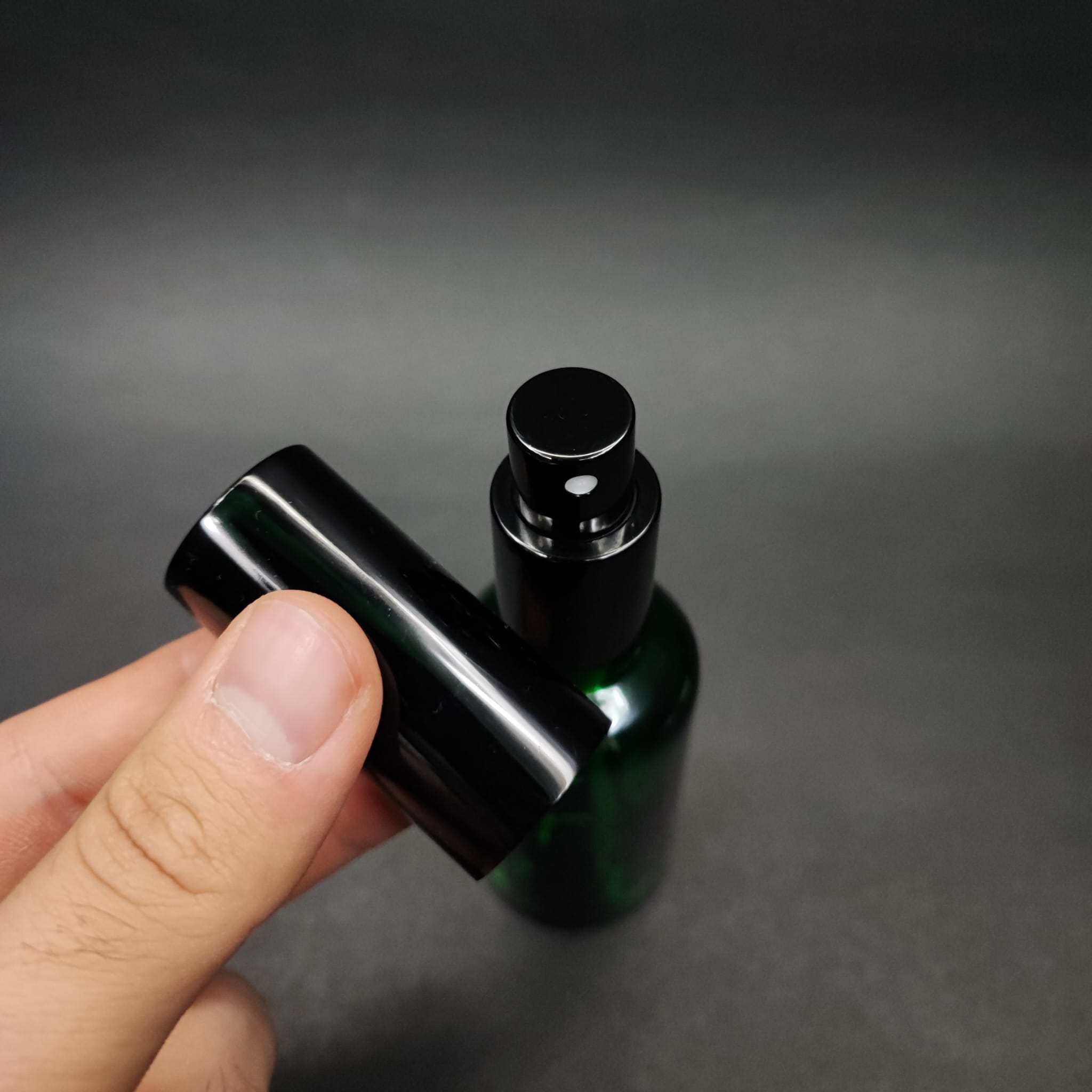 50 ML LÜKS VİDALI VALF ÇEVİRME PARFÜM ŞİŞELERİ - 50 CC YEŞİL CAM ŞİŞE - SİYAH METAL SPREYLİ KAPAKLI SET