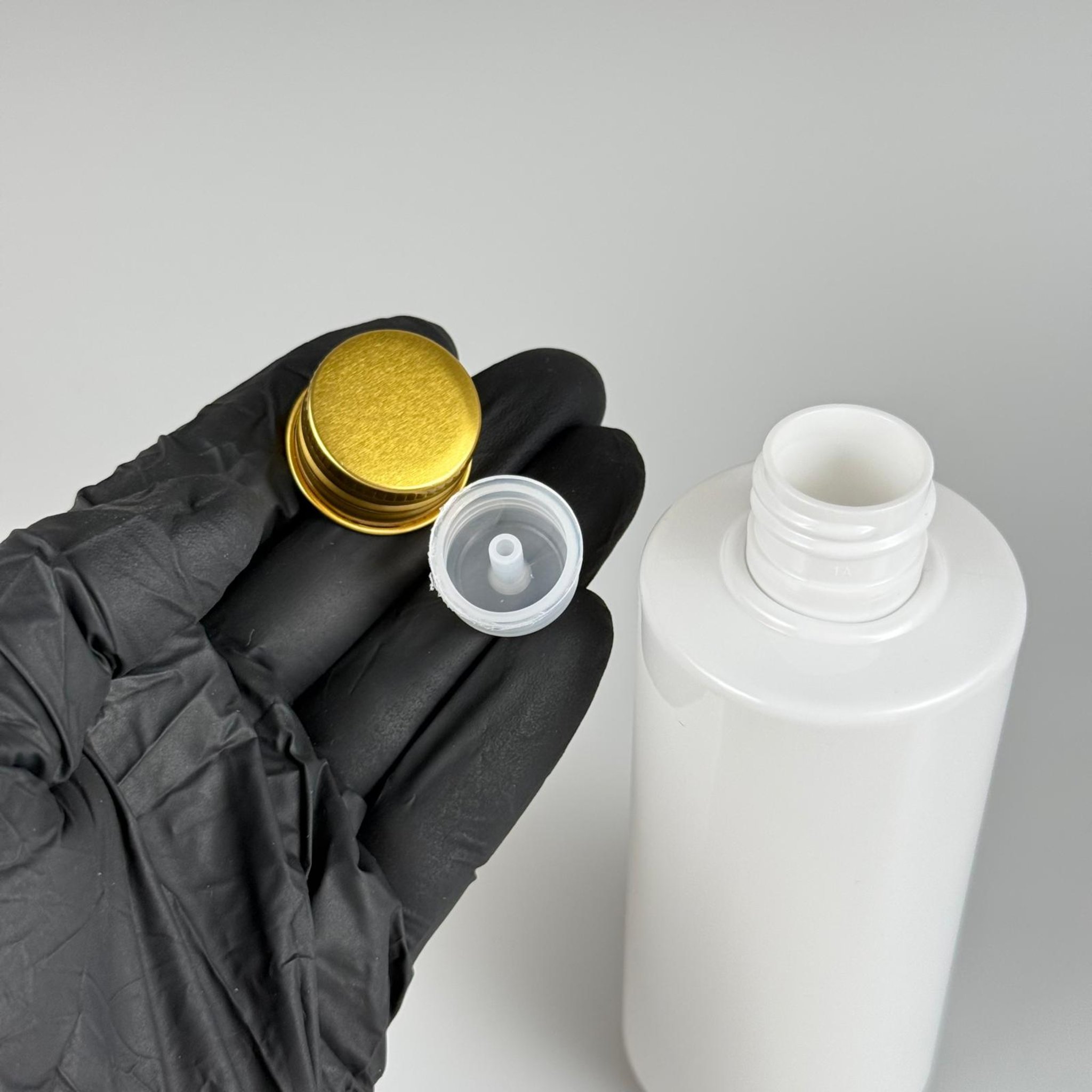 200 CC BEYAZ SİLİNDİR KESKİN KÜT MODEL SERT PLASTİK ŞİŞE (27 GR - 24 AĞIZ ) + KÖPÜK CONTALI GOLD METAL ALÜMİNYUM KAPAKLI + KOLONYA TIPALI TAKIM - 200 CC KAPAKLI BEYA PET ŞİŞELER