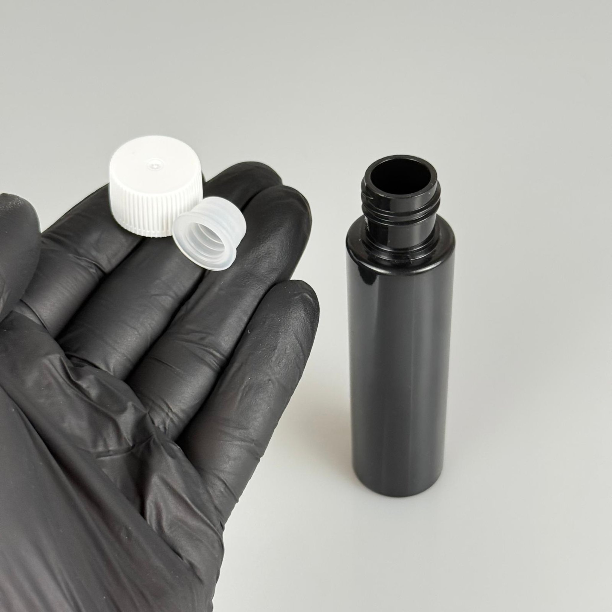 35 ML TIPALI, SIZDIRMAZ KAPAKLI PET ŞİŞE - 35 CC SİYAH PLASTİK ŞİŞE + CONTALI BEYAZ KAPAK + KÖR TIPA TAKIM