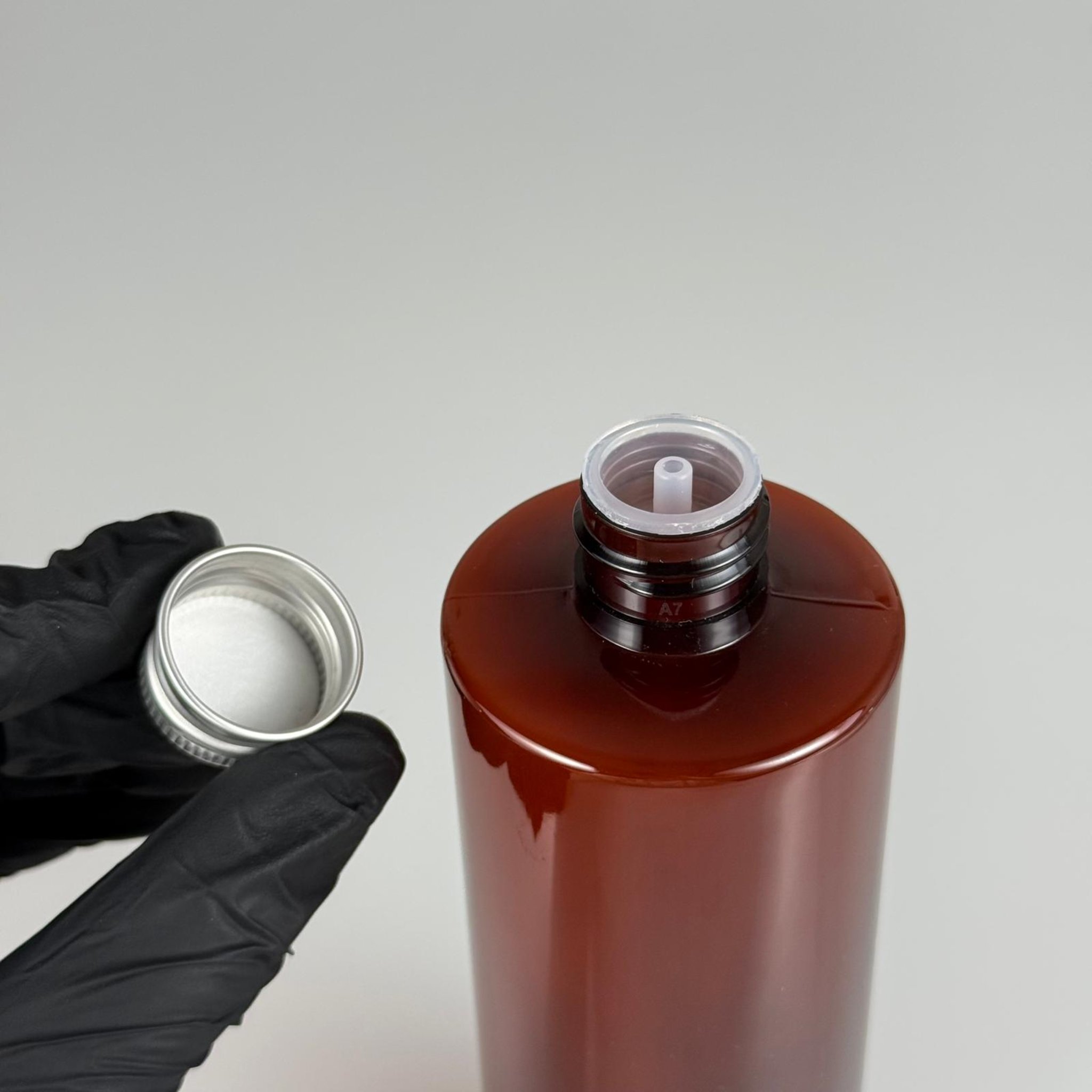 400 CC  AMBER KÜT BOYUNLU SİLİNDİR PET ŞİŞE (30 GR - 24 AĞIZ ) + KÖPÜK CONTALI GÜMÜŞ METAL ALÜMİNYUM KAPAK + KOLONYA TIPALI TAKIM - 400 ML KAPAKLI KAHVERENGİ PLASTİK ŞİŞELER