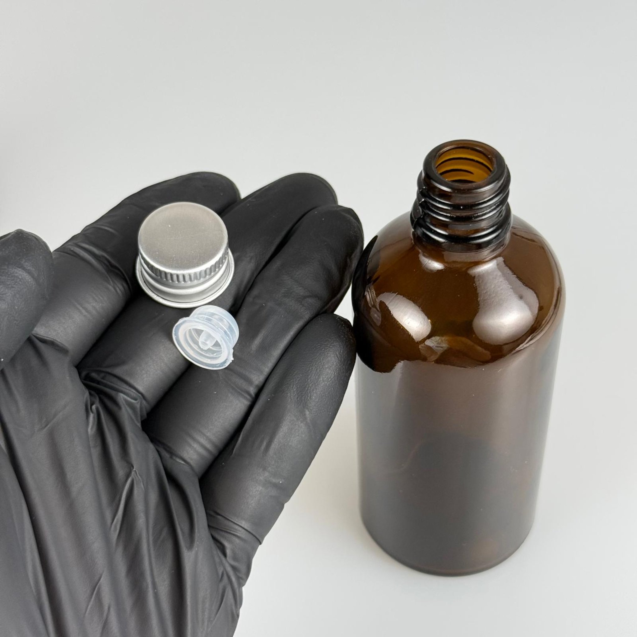 100 CC AMBER CAM ŞİŞE + KÖPÜK CONTALI GÜMÜŞ ALÜMİNYUM METAL KAPAKLI + DAMLALIKLI KOLONYA TIPALI TAKIM - 100 ML KAHVERENGİ CAM ŞİŞE