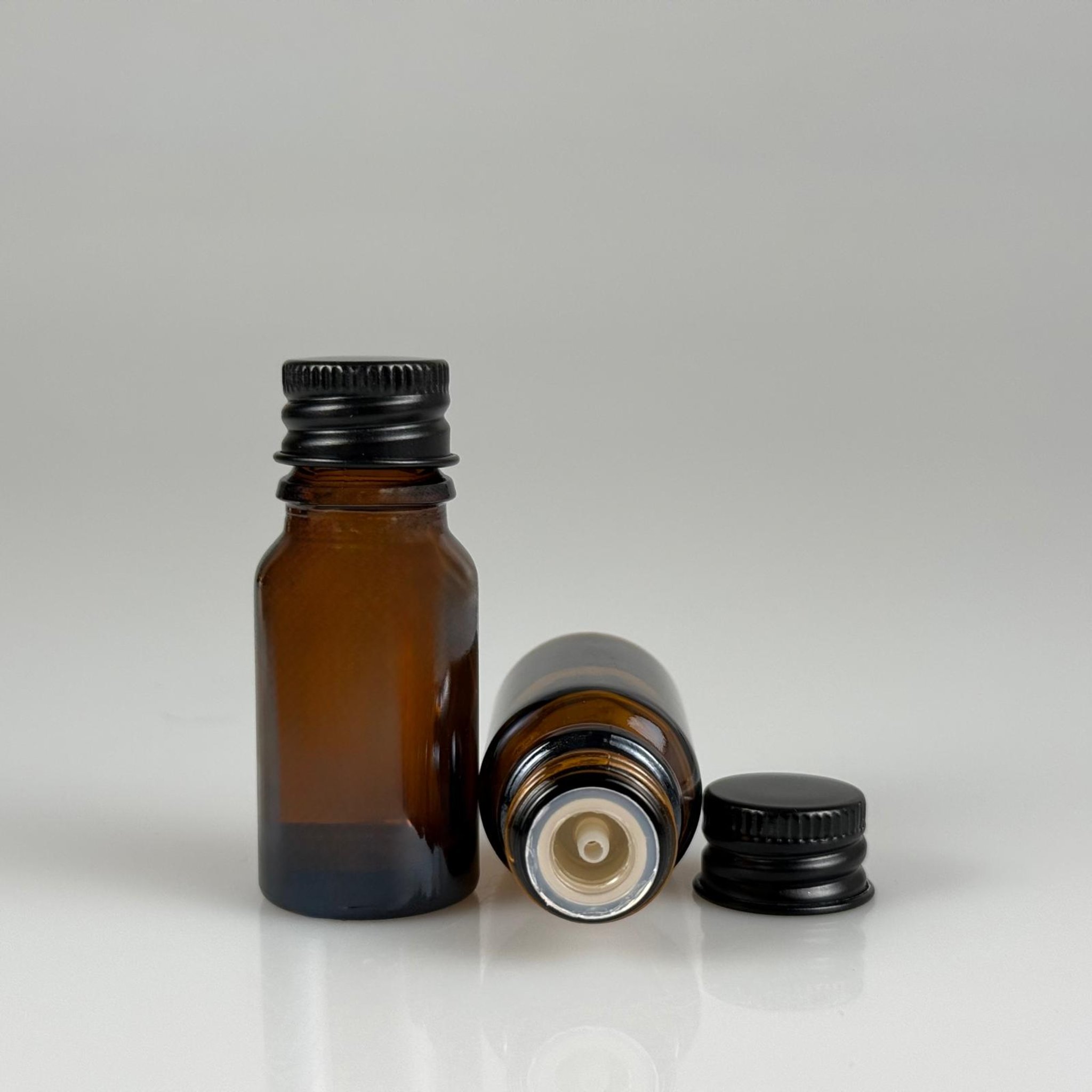 10 CC AMBER CAM ŞİŞE + KÖPÜK CONTALI SİYAH ALÜMİNYUM METAL KAPAKLI + DAMLALIKLI KOLONYA TIPALI TAKIM - 10 ML KAHVERENGİ CAM ŞİŞE
