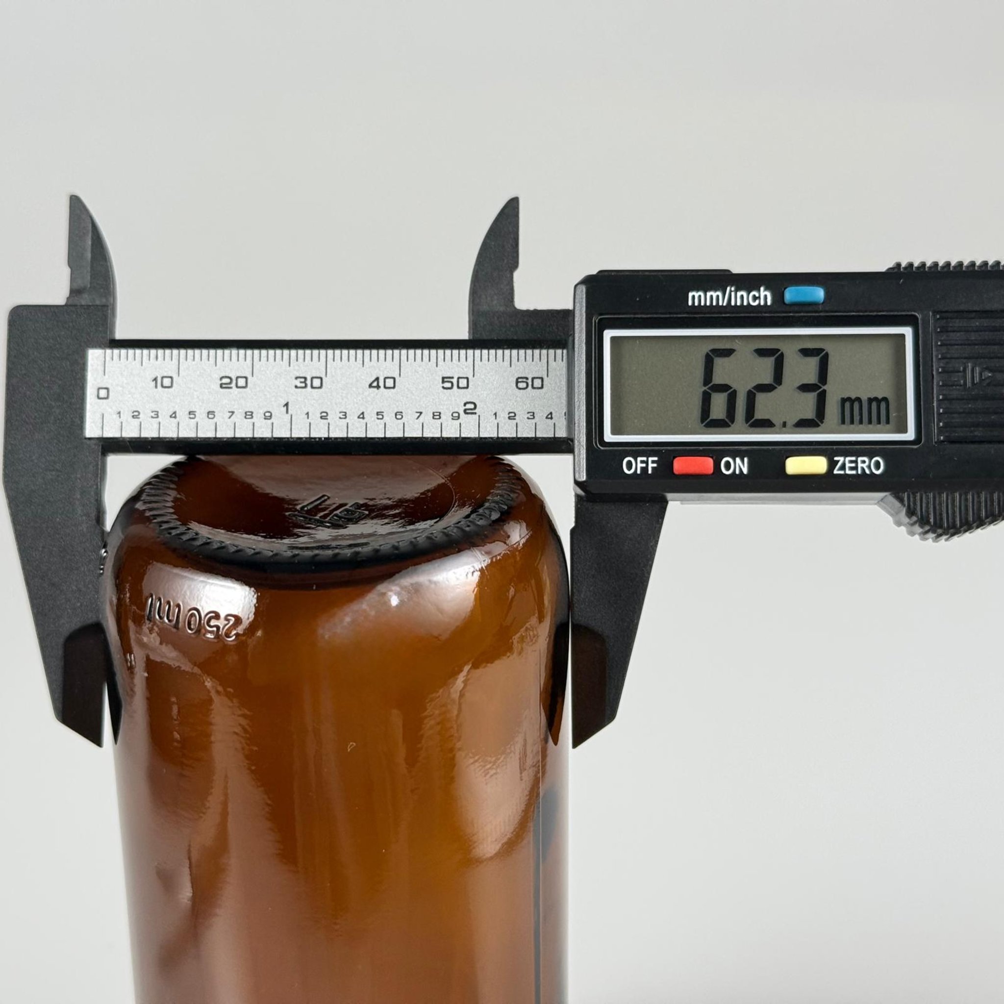 250 CC AMBER CAM ŞİŞE + ALÜMİNYUM KAPLAMALI GÜMÜŞ KAPAKLI TAKIM - 250 ML KAHVERENGİ CAM ŞİŞE