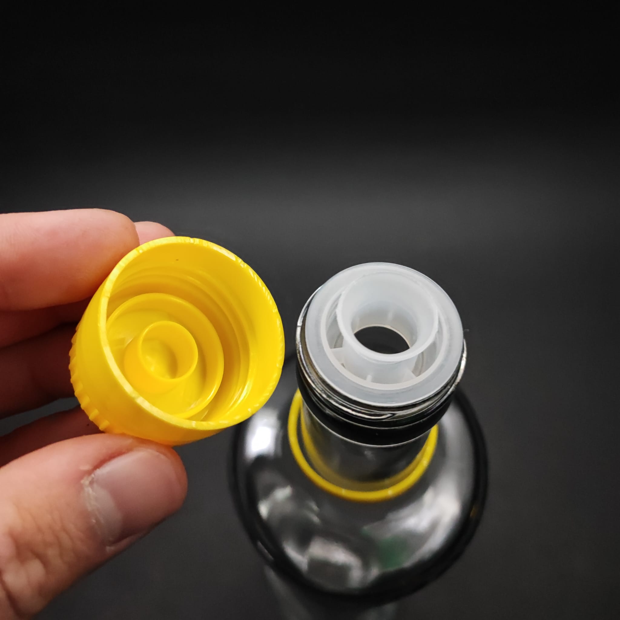 500 CC DORİKA DESENLİ ŞEFFAF CAM ŞİŞE - KİLİTLİ SARI AKITICILI DROP - STOP KAPAKLI - 0,5 LİTRE DORİCA YAĞ ŞİŞESİ - SİRKE ŞİŞESİ - ZEYTİNYAĞ İÇİN BOŞ CAM ŞİŞE