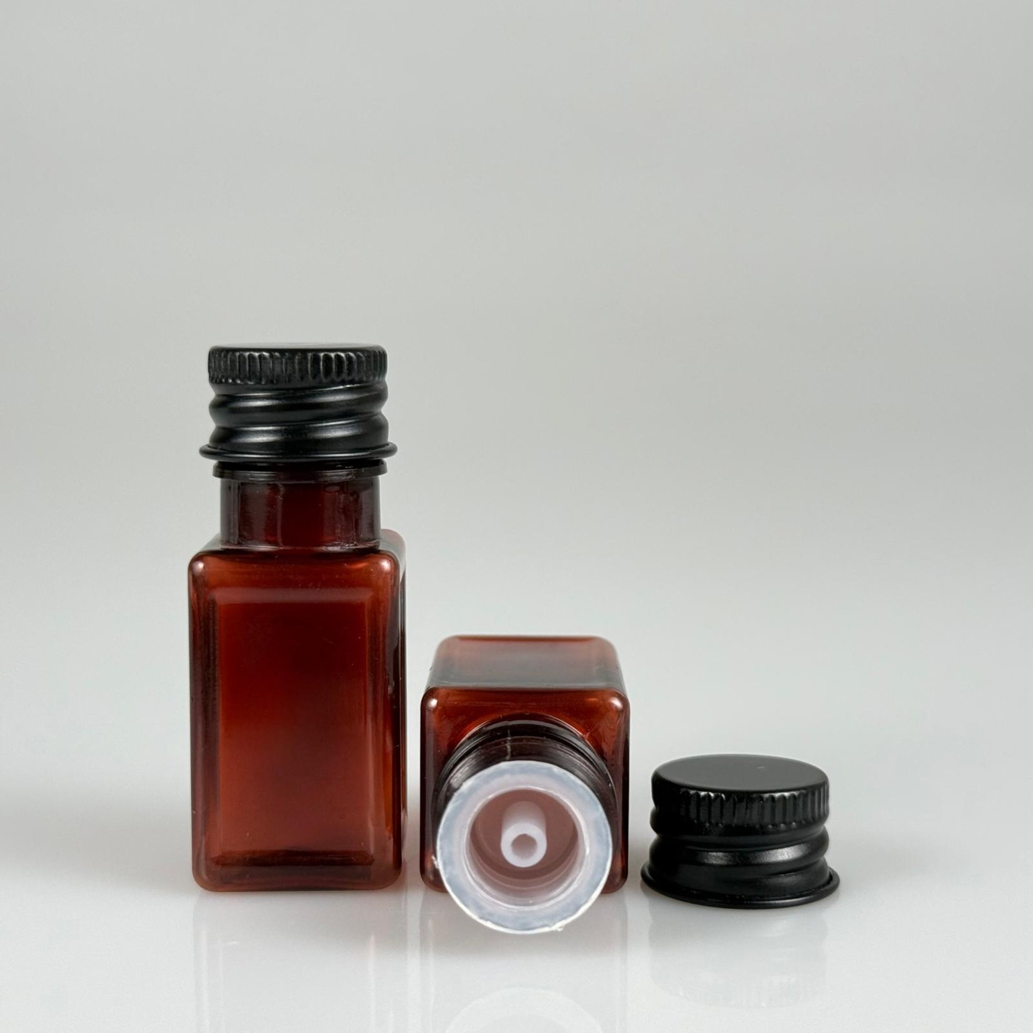 10 CC AMBER KARE PET SHOT ŞİŞE - KÖPÜK CONTALI SİYAH ALÜMİNYUM METAL KAPAKLI + DAMLALIKLI KOLONYA TIPALI TAKIM - 10 ML KAHVERENGİ PLASTİK ŞİŞE
