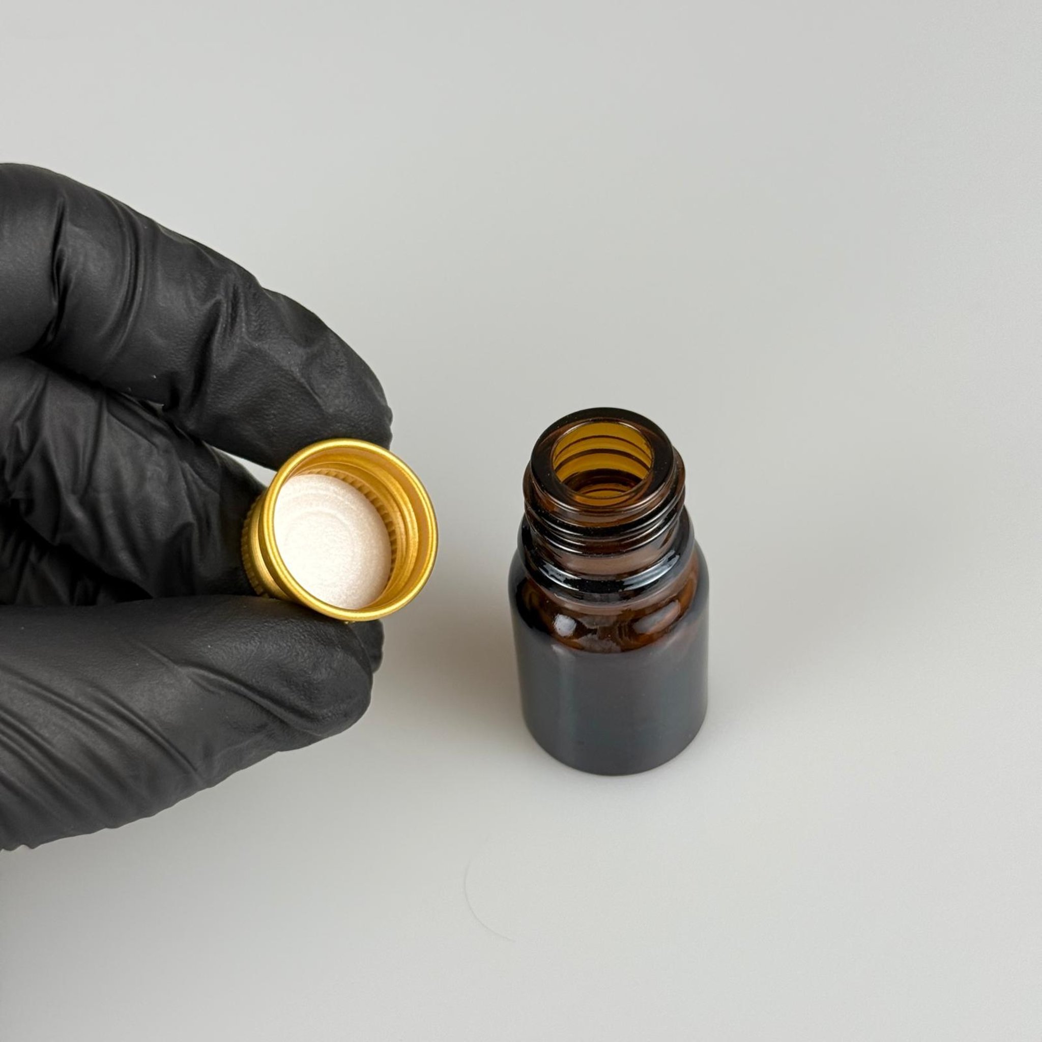 3 CC AMBER CAM ŞİŞE + KÖPÜK CONTALI GOLD ALÜMİNYUM METAL KAPAKLI TAKIM - 3 ML KAHVERENGİCAM ŞİŞE
