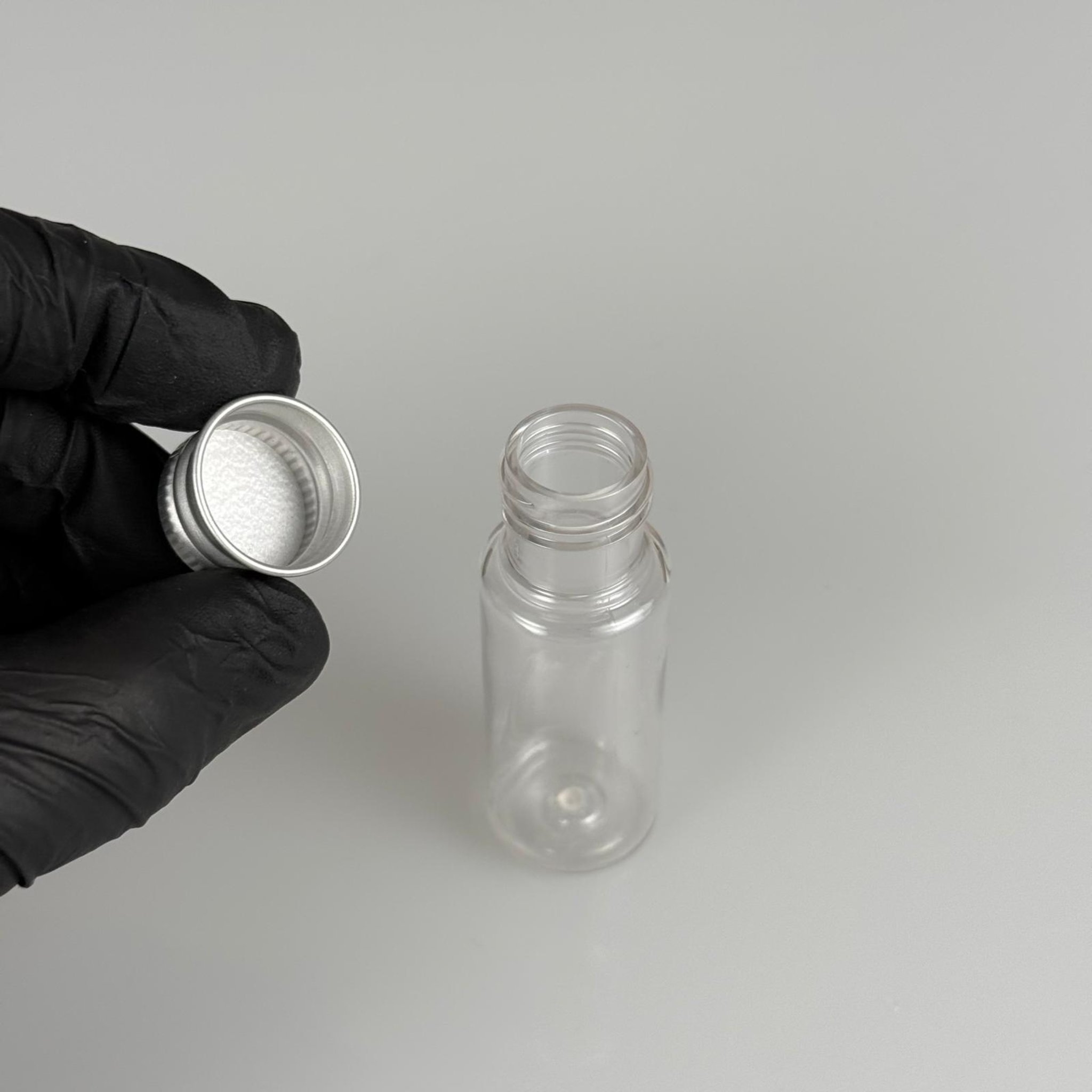 15 CC SİLİNDİR PET ŞİŞE + KÖPÜK CONTALI GÜMÜŞ ALÜMİNYUM METAL KAPAKLI TAKIML - 15 ML ŞEFFAF PET ŞİŞE