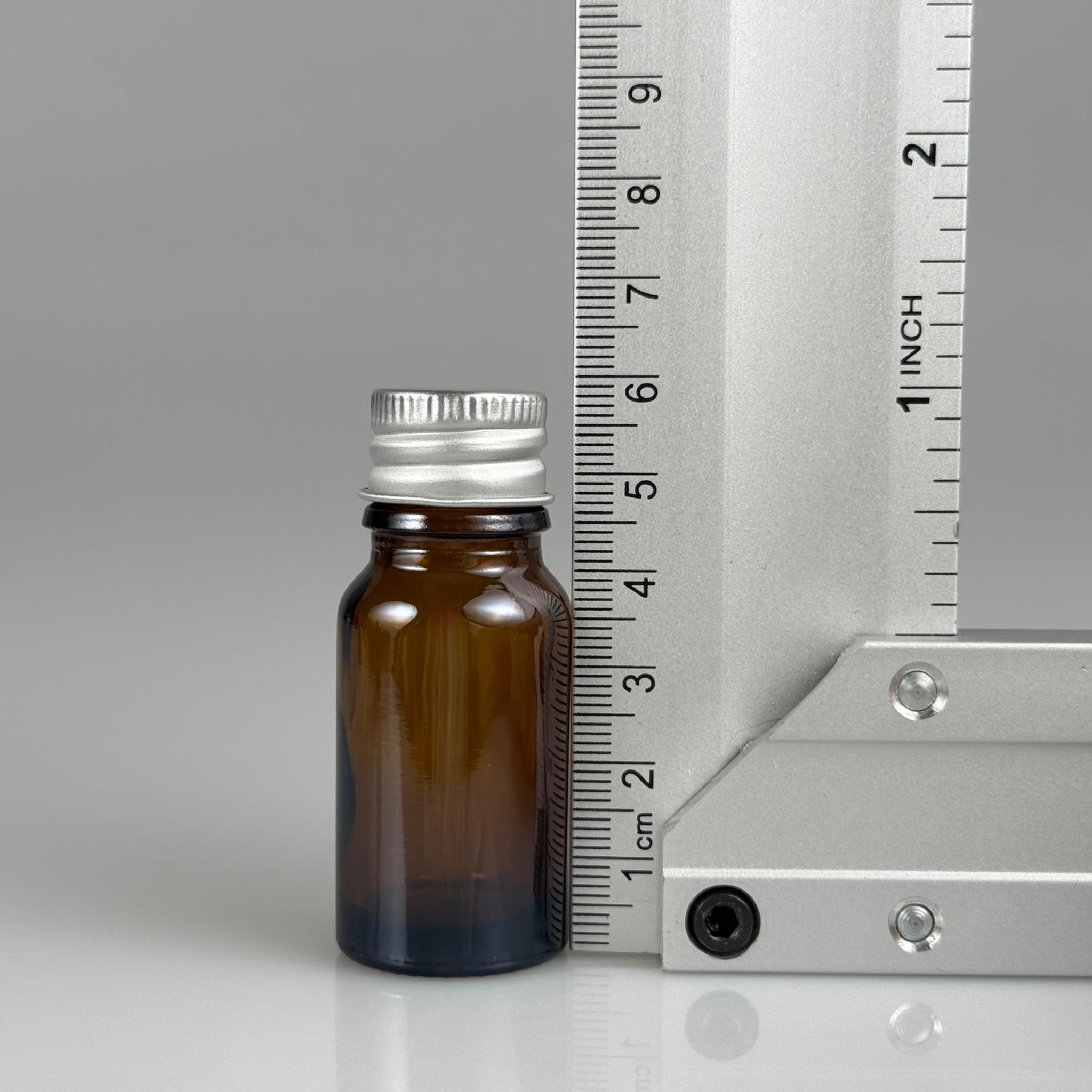 10 CC AMBER CAM ŞİŞE + KÖPÜK CONTALI GÜMÜŞ ALÜMİNYUM METAL KAPAKLI TAKIM - 10 ML KAHVERENGİ CAM ŞİŞE
