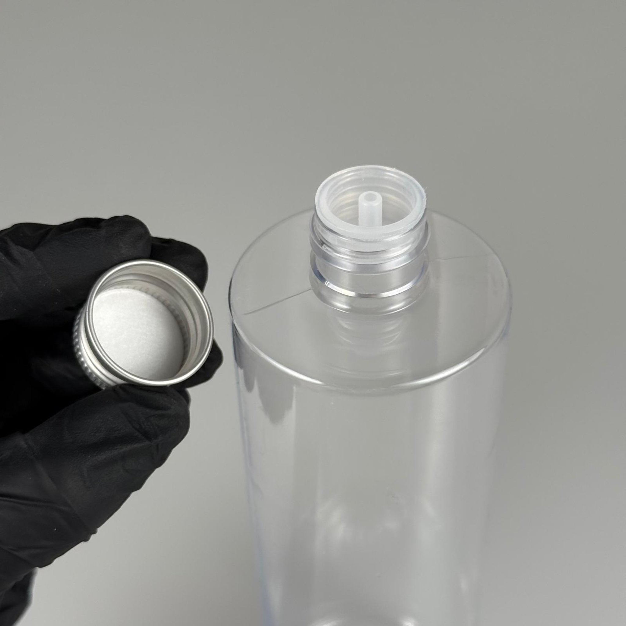 400 CC ŞEFFAF KÜT BOYUNLU SİLİNDİR PET ŞİŞE (30 GR - 24 AĞIZ ) + KÖPÜK CONTALI GÜMÜŞ METAL ALÜMİNYUM KAPAKLI + KOLONYA TIPALI TAKIM - 400 ML KAPAKLI ŞEFFAF PLASTİK ŞİŞELER