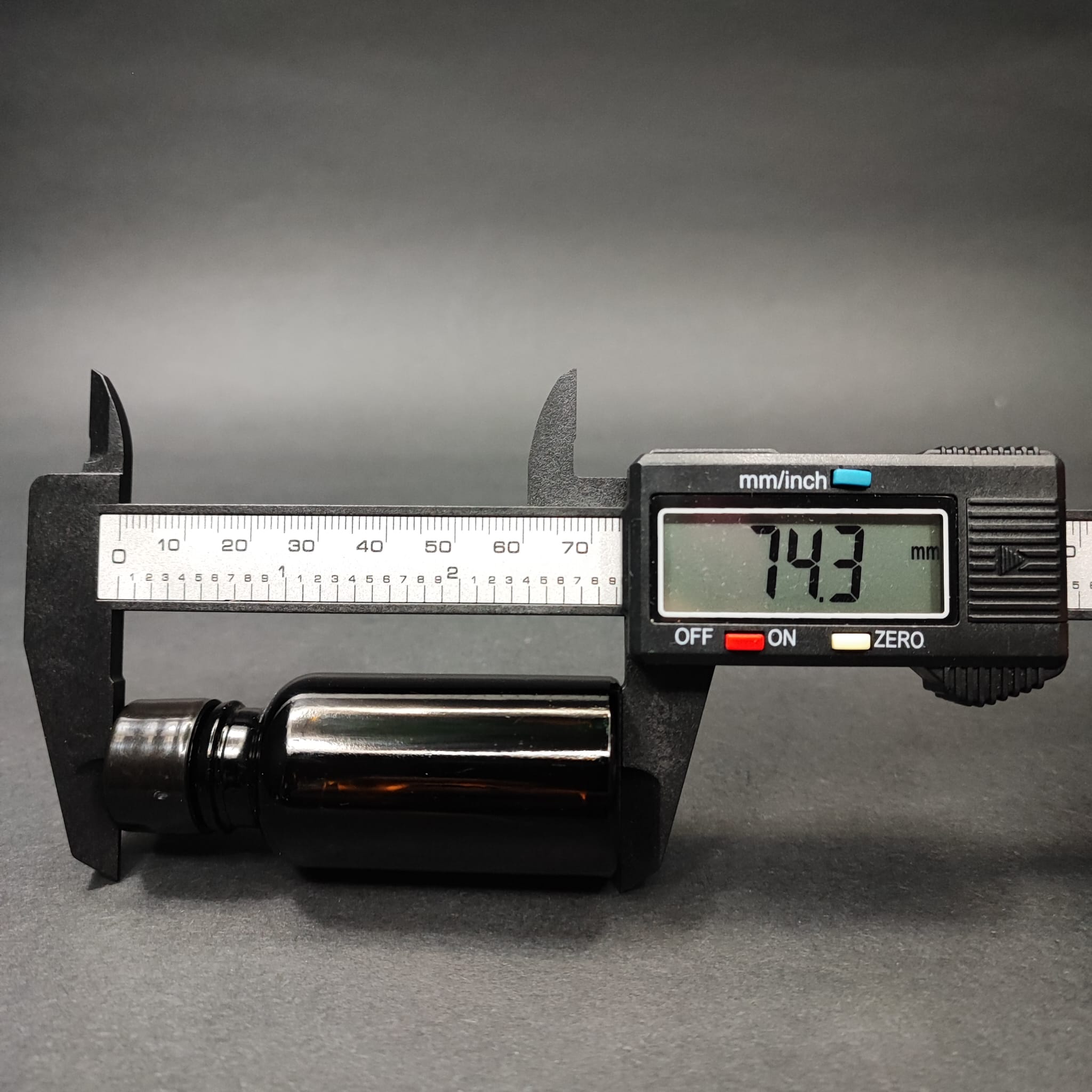 20 CC KOYU AMBER CAM ŞİŞE + KENDİNDEN CONTALI SIZDIRMAZ SİYAH KAPAK - 20 ML KAPAKLI KAHVERENGİ CAM ŞİŞE