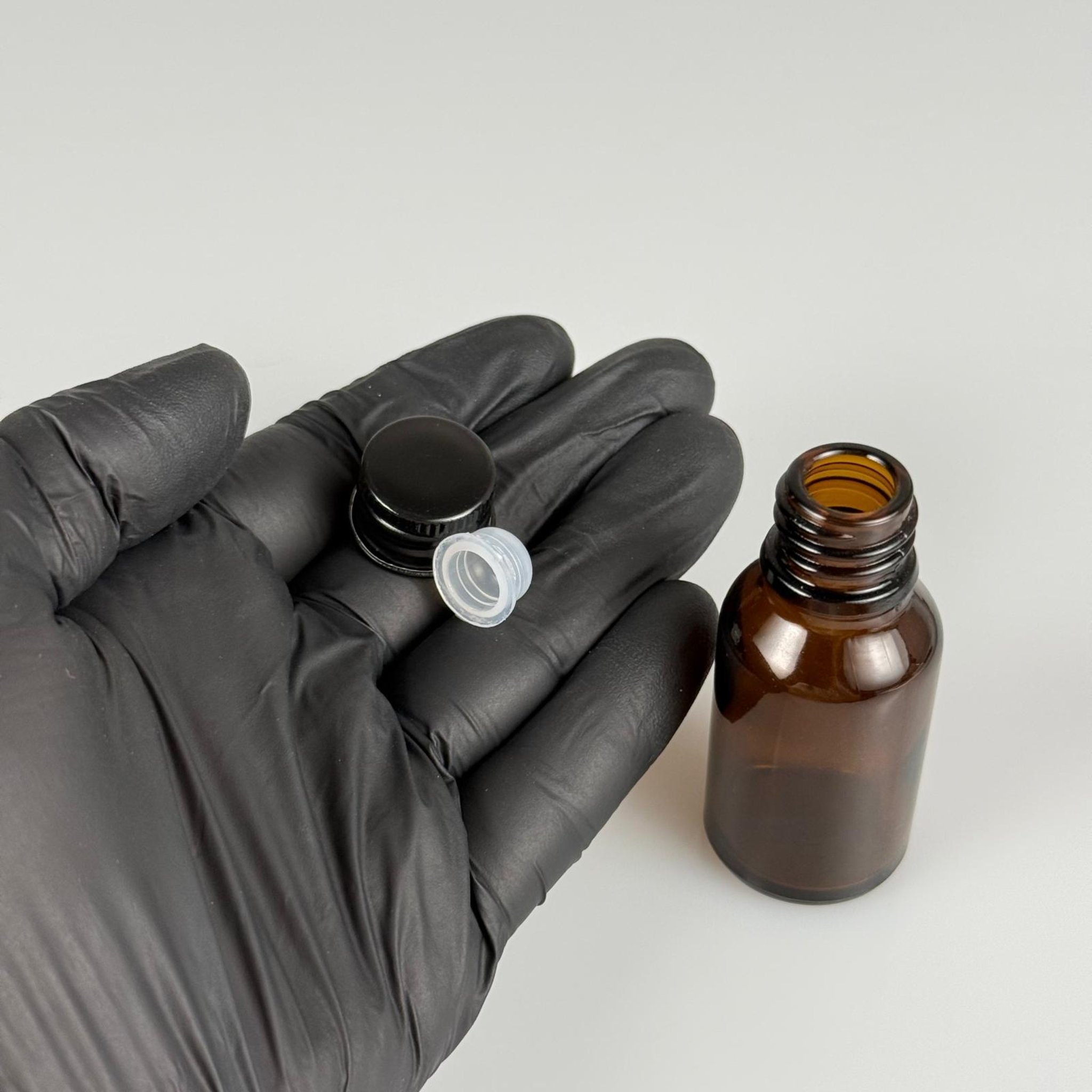 15 CC AMBER CAM ŞİŞE + KÖPÜK CONTALI SİYAH ALÜMİNYUM METAL KAPAKLI + KÖR TIPALI TAKIM - 15 ML KAHVERENGİ CAM ŞİŞE