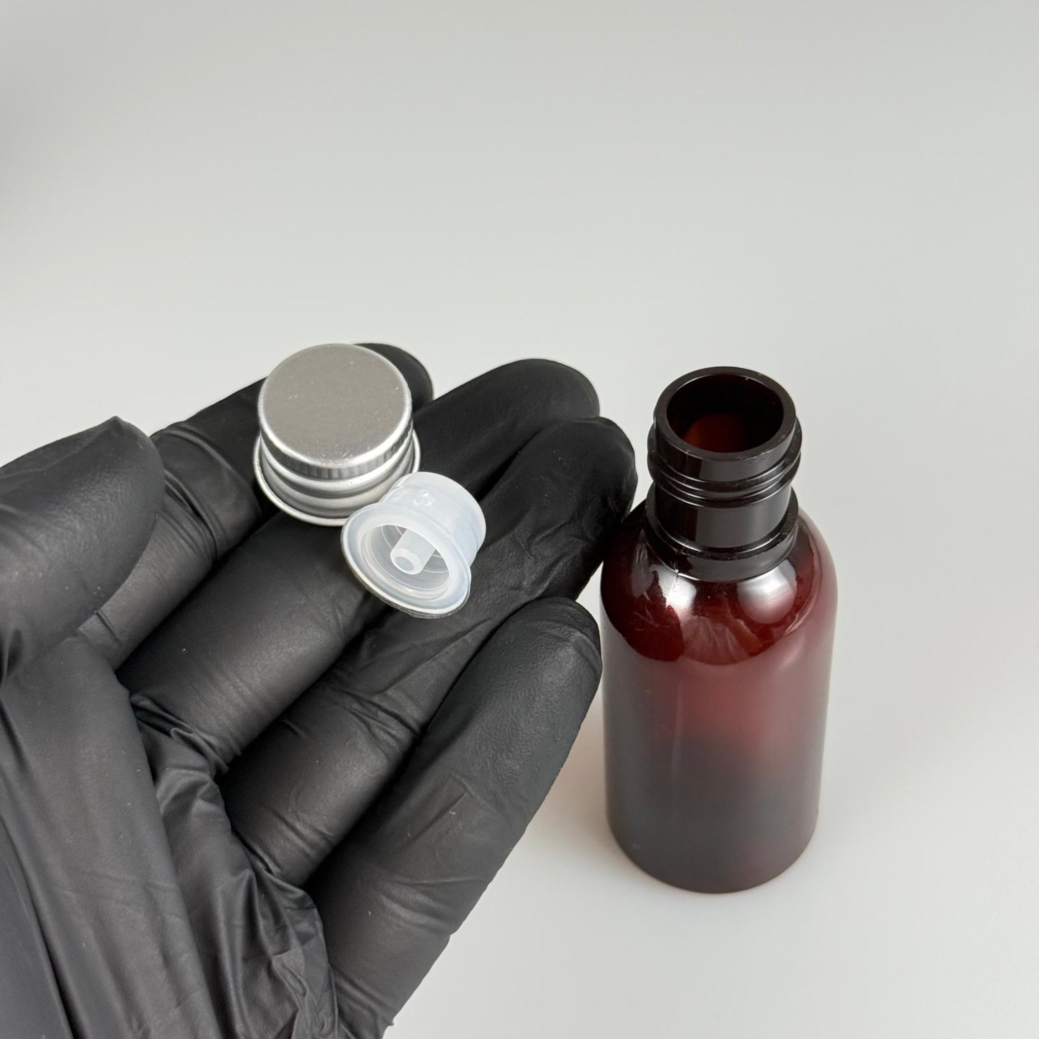 35 CC AMBER PET ŞİŞE - KÖPÜK CONTALI GÜMÜŞ ALÜMİNYUM METAL KAPAKLI + DAMLALIKLI KOLONYA TIPALI TAKIM - 35 ML KAHVERENGİ PET ŞİŞE