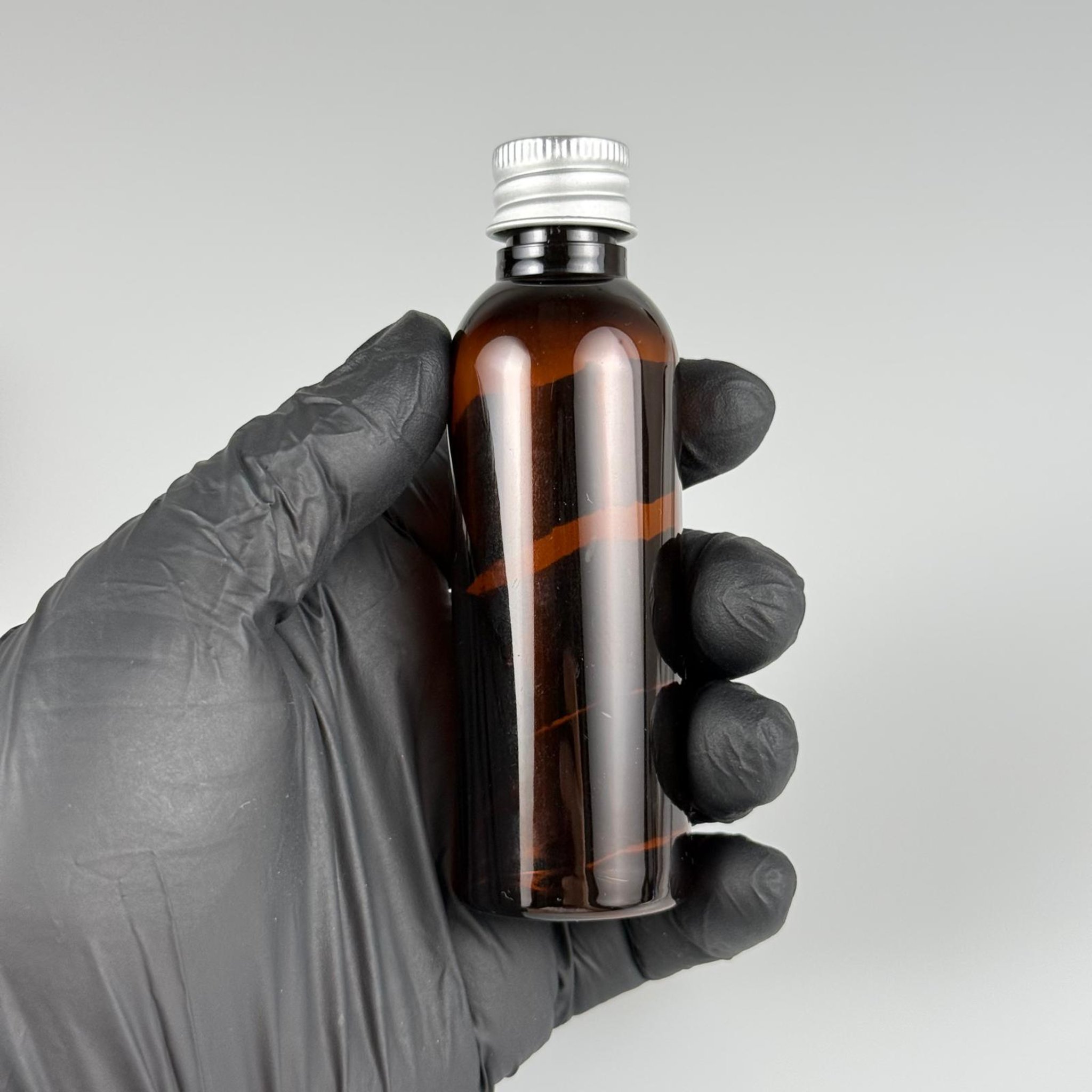 50 CC AMBER SİLİNDİR UZUN MODEL PET ŞİŞE + KÖPÜK CONTALI GÜMÜŞ ALÜMİNYUM METAL KAPAKLI + KÖR TIPALI TAKIM - 50 ML KAHVERENGİ PLASTİK ŞİŞE