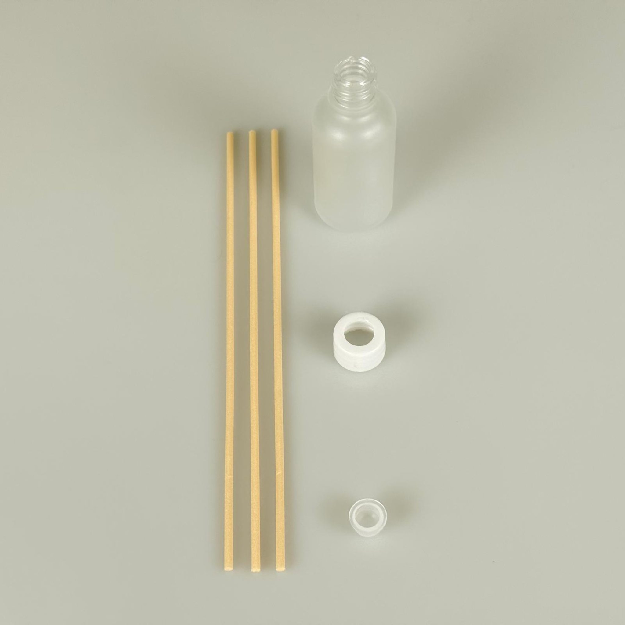 ODA KOKUSU CAM ŞİŞE - 30 CC BUZLU CAM ŞİŞE + DELİKLİ BEYAZ KAPAK + KÖR TIPA + 3 ADET RATTAN AHŞAP BAMBU ÇUBUK