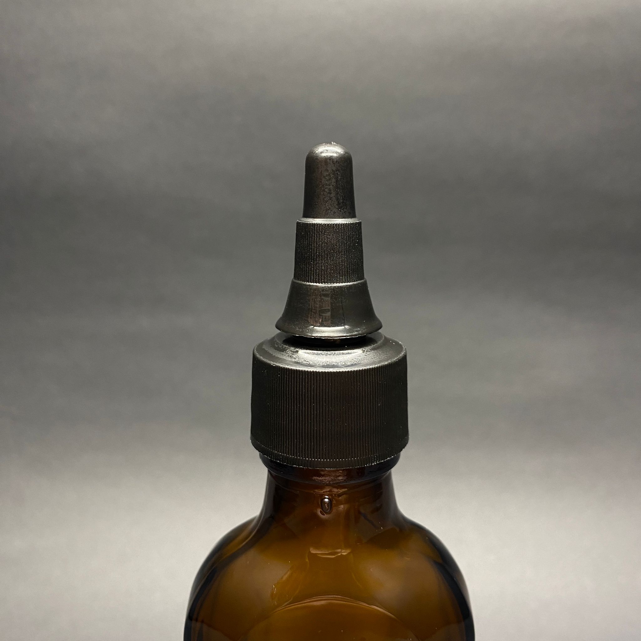 100 CC AMBER YASSI CAM ŞİŞE - SİYAH ASANSÖR AKITICILI KAPAKLI - 100 ML KAHVERENGİ YASSI MODEL CAM ŞİŞE