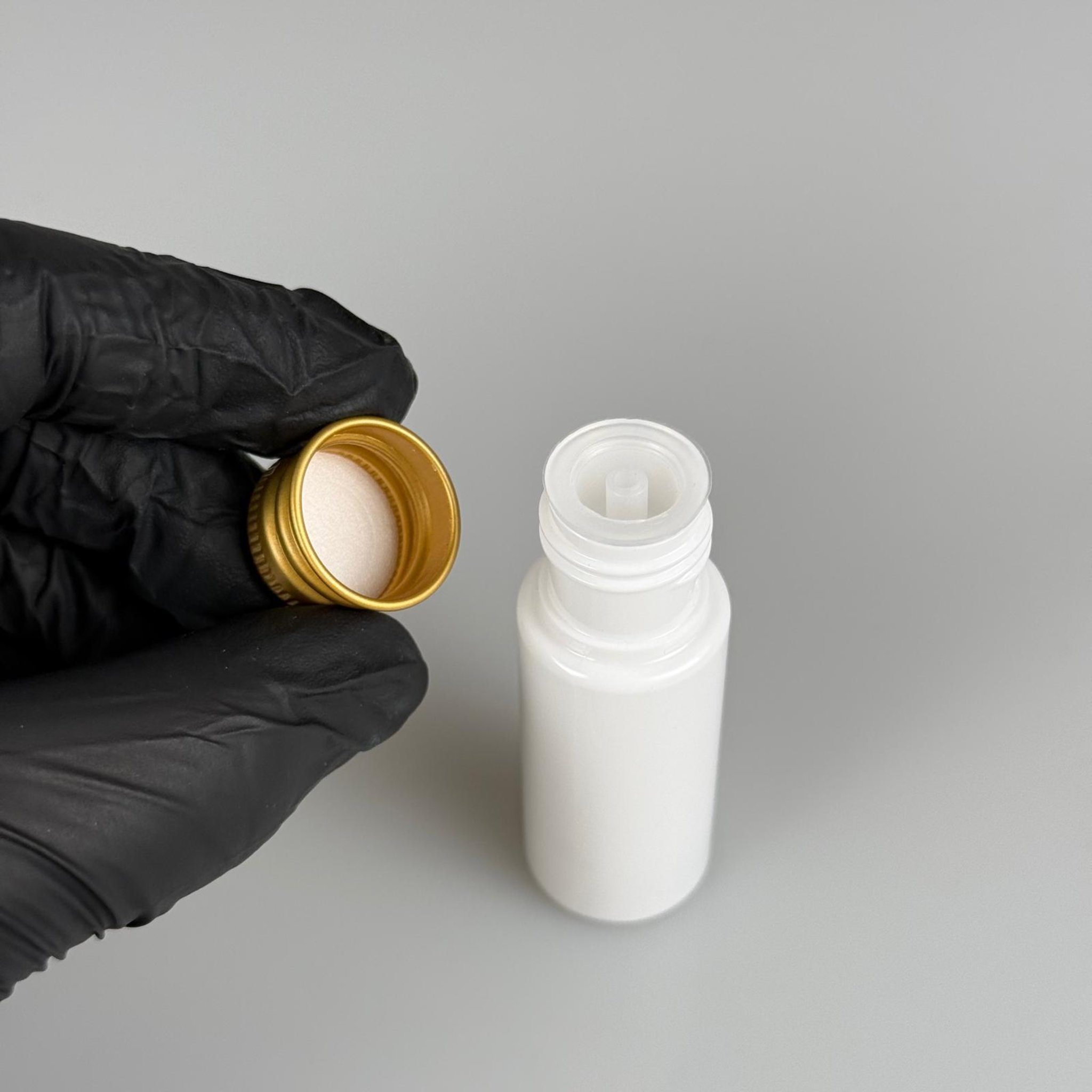 15 CC BEYAZ SİLİNDİR PET ŞİŞE + KÖPÜK CONTALI GOLD ALÜMİNYUM METAL KAPAKLI + DAMLALIKLI KOLONYA TIPALI TAKIML - 15 ML BEYAZ PET ŞİŞE