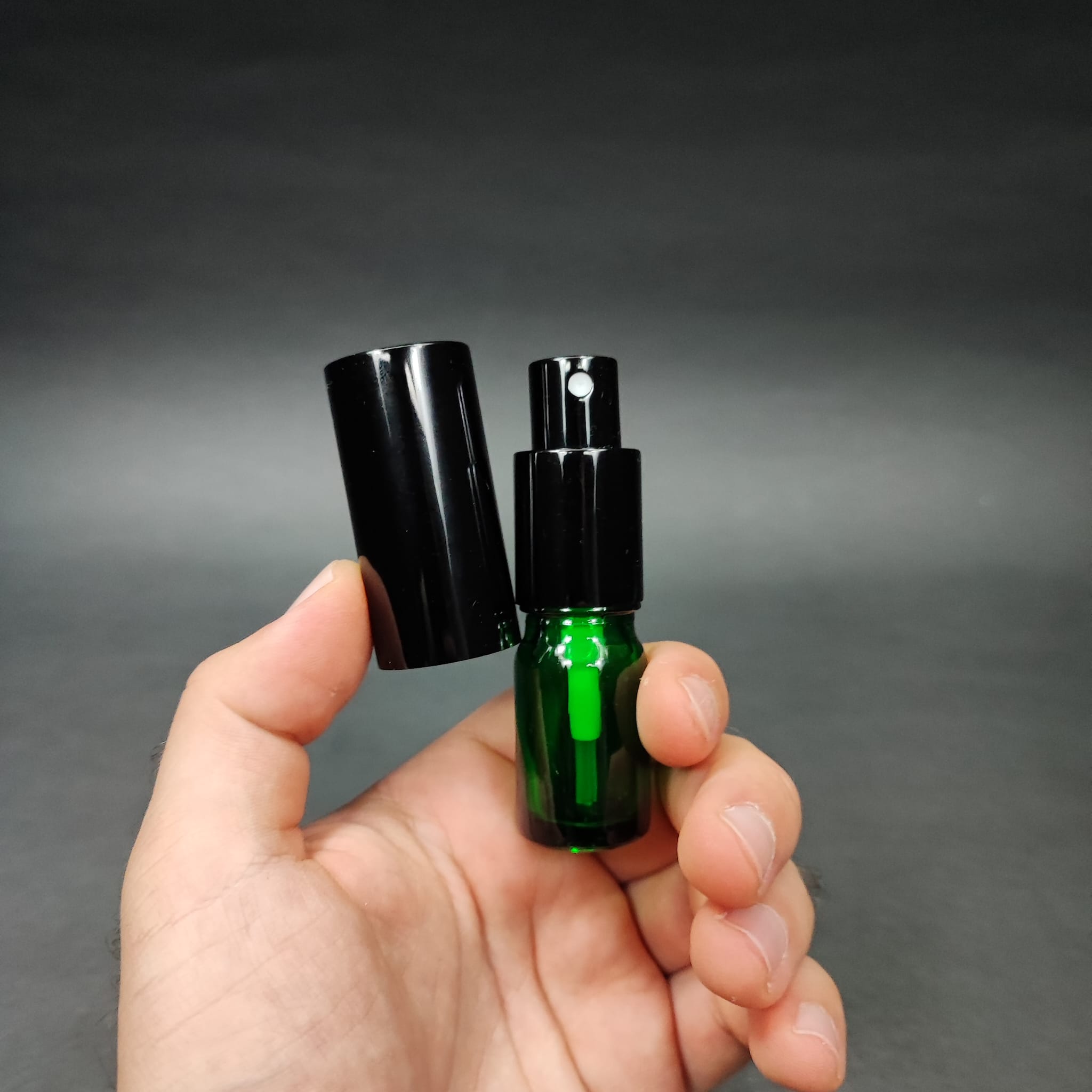 5 ML LÜKS VİDALI VALF ÇEVİRME PARFÜM ŞİŞELERİ - 5 CC YEŞİL CAM ŞİŞE - SİYAH METAL SPREYLİ KAPAKLI SET