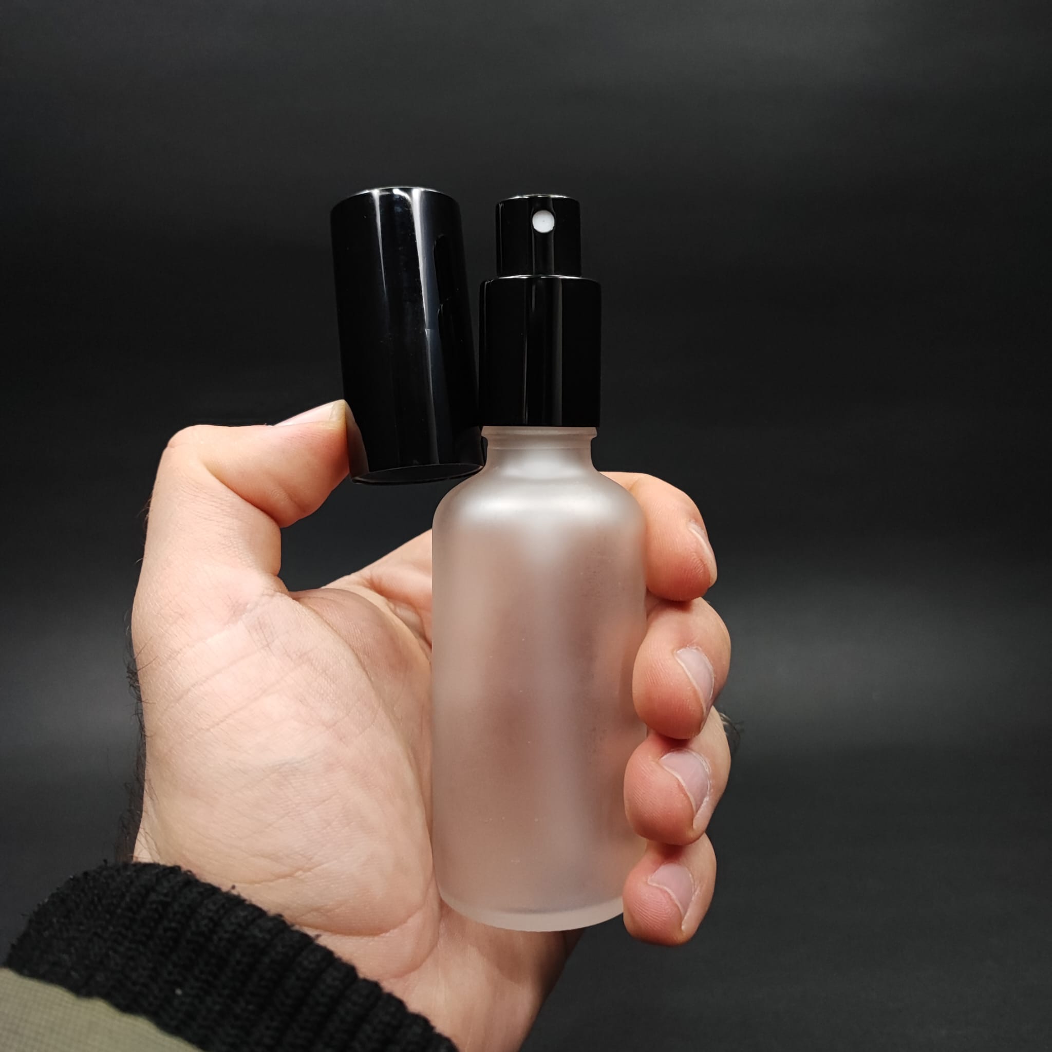 50 ML LÜKS VİDALI VALF ÇEVİRME PARFÜM ŞİŞELERİ - 50 CC BUZLU CAM ŞİŞE - SİYAH METAL SPREYLİ KAPAKLI SET