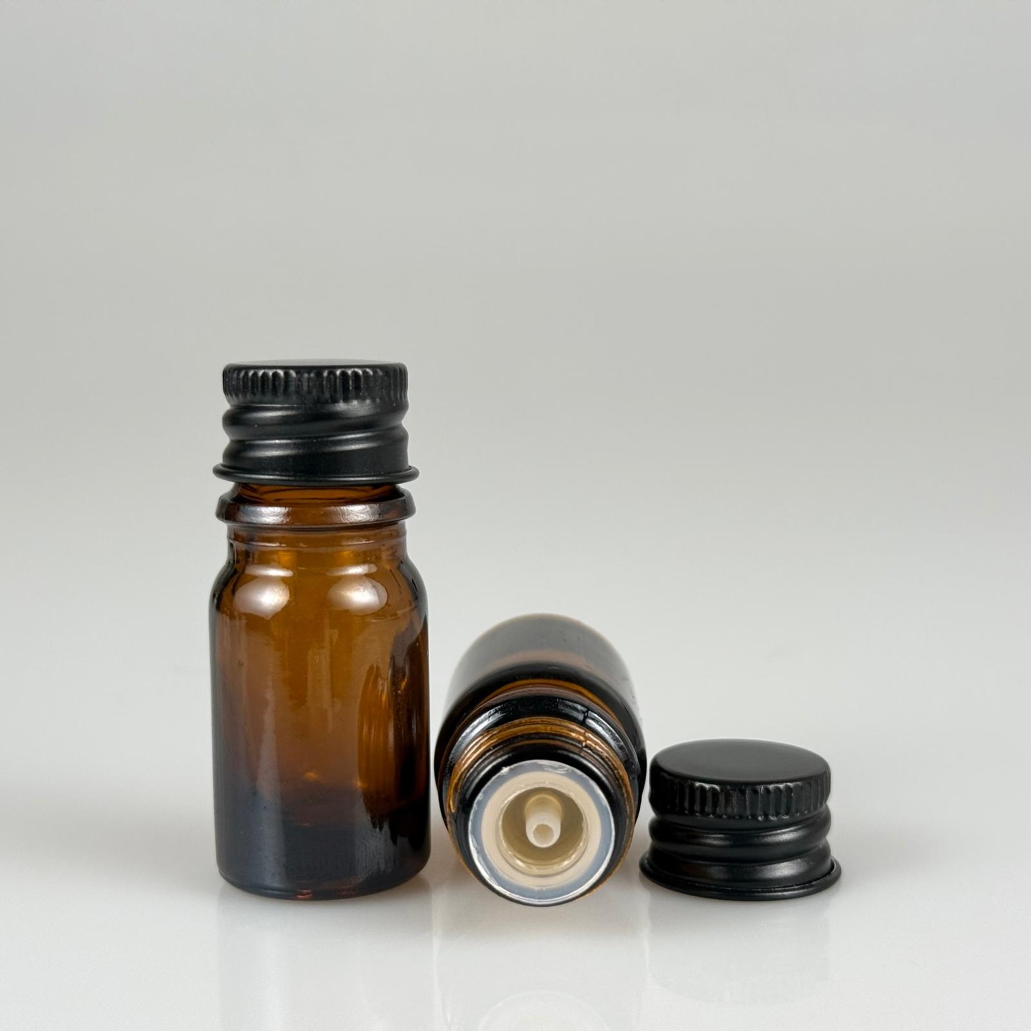 5 CC AMBER CAM ŞİŞE + KÖPÜK CONTALI SİYAH ALÜMİNYUM METAL KAPAKLI + KOLONYA TIPALI TAKIM - 5 ML KAHVERENGİCAM ŞİŞE