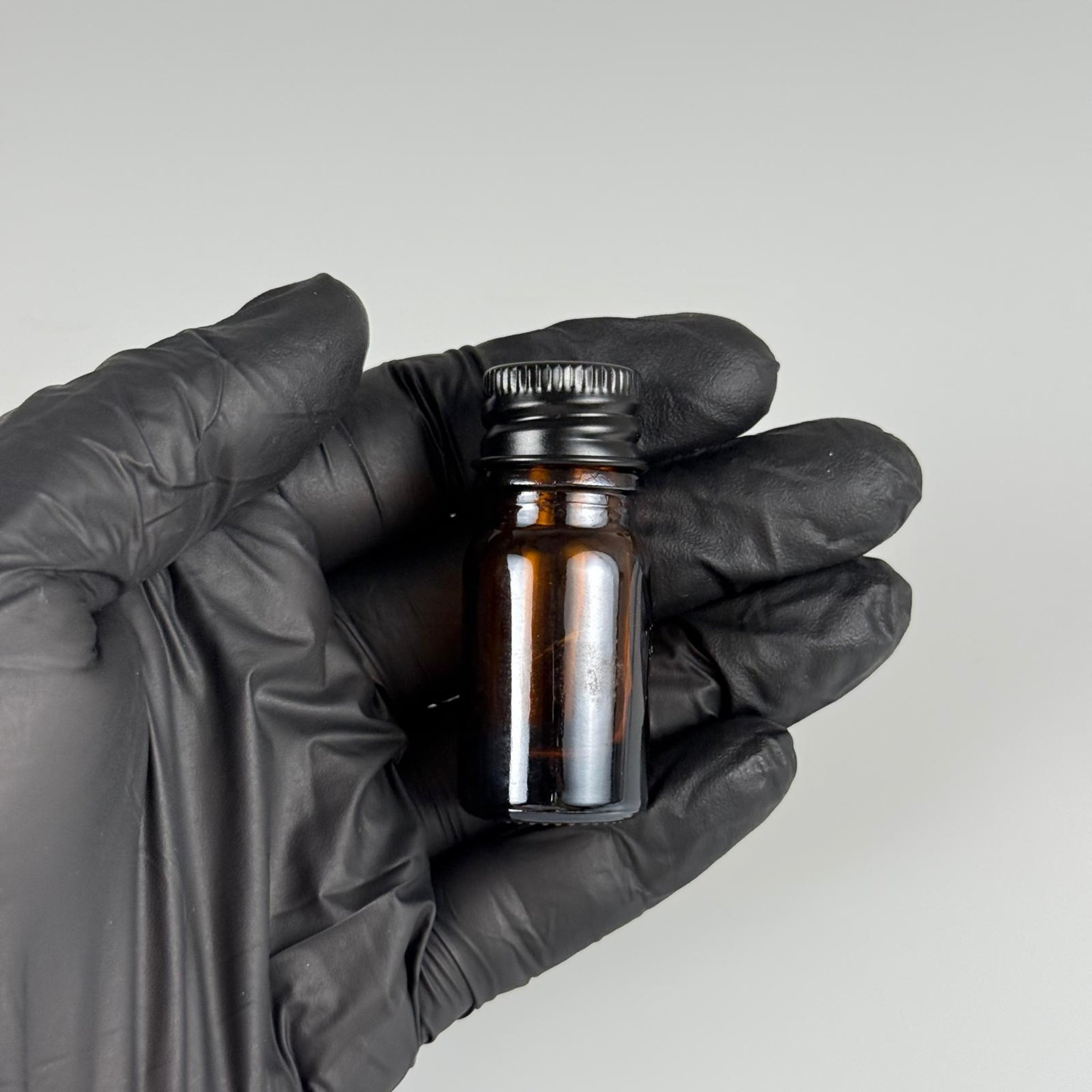 5 CC AMBER CAM ŞİŞE + KÖPÜK CONTALI SİYAH ALÜMİNYUM METAL KAPAKLI TAKIM - 5 ML KAHVERENGİCAM ŞİŞE