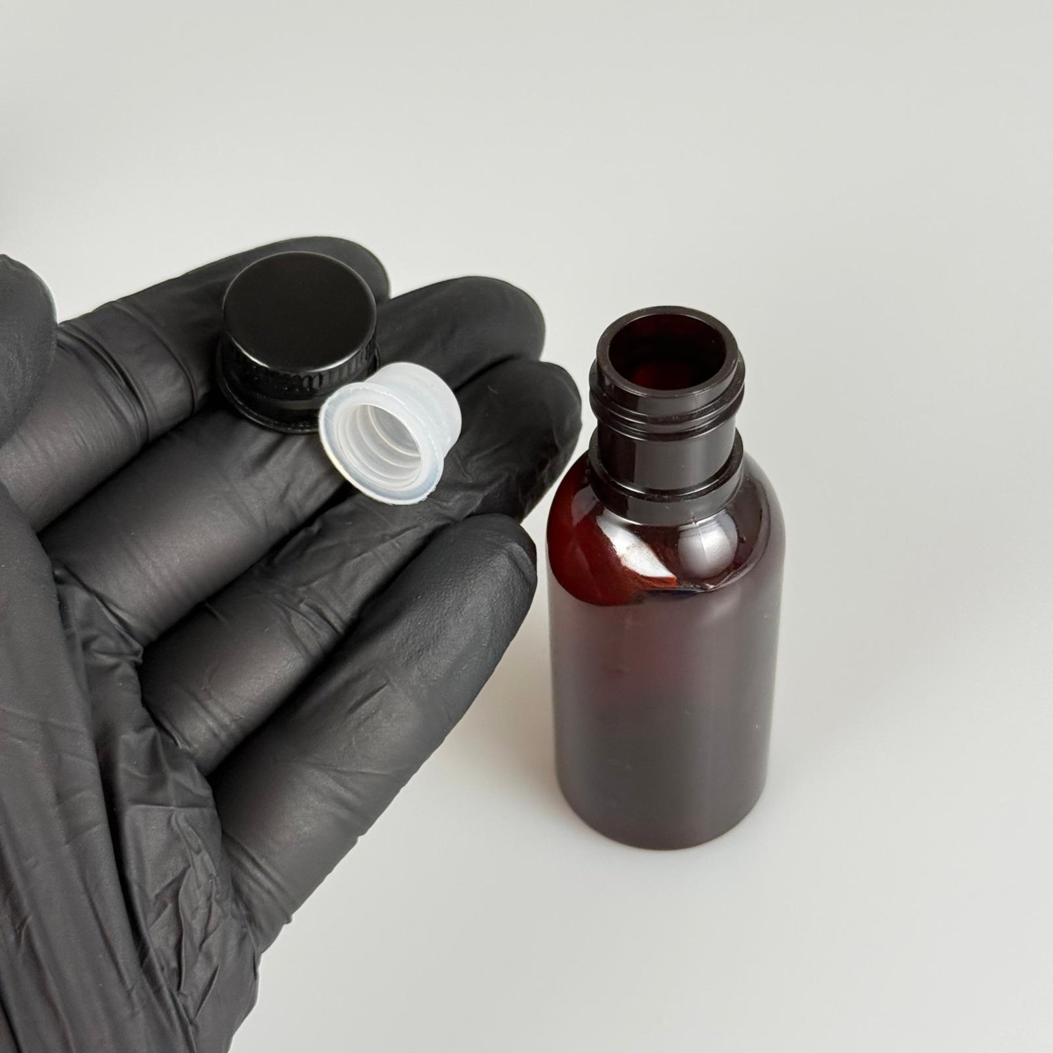 35 CC AMBER PET ŞİŞE - KÖPÜK CONTALI SİYAH ALÜMİNYUM METAL KAPAKLI + KÖR TIPALI TAKIM - 35 ML KAHVERENGİ PET ŞİŞE
