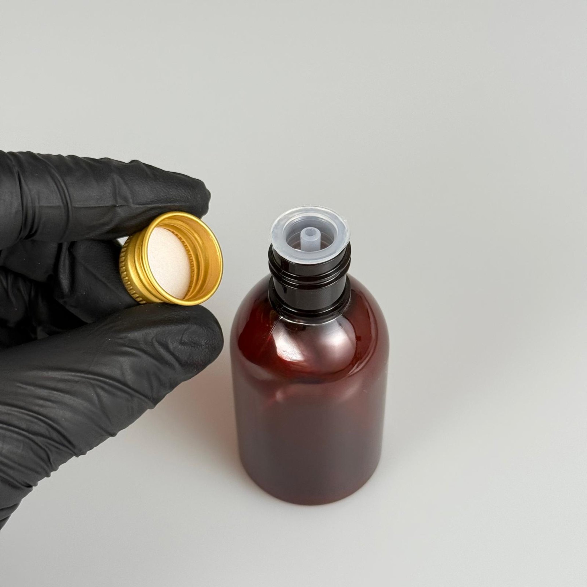 50  CC AMBER PET ŞİŞE + KÖPÜK CONTALI GOLD ALÜMİNYUM METAL KAPAKLI + DAMLALIKLI KOLONYA TIPALI TAKIM - 50 ML KAHVERENGİ PLASTİK ŞİŞE