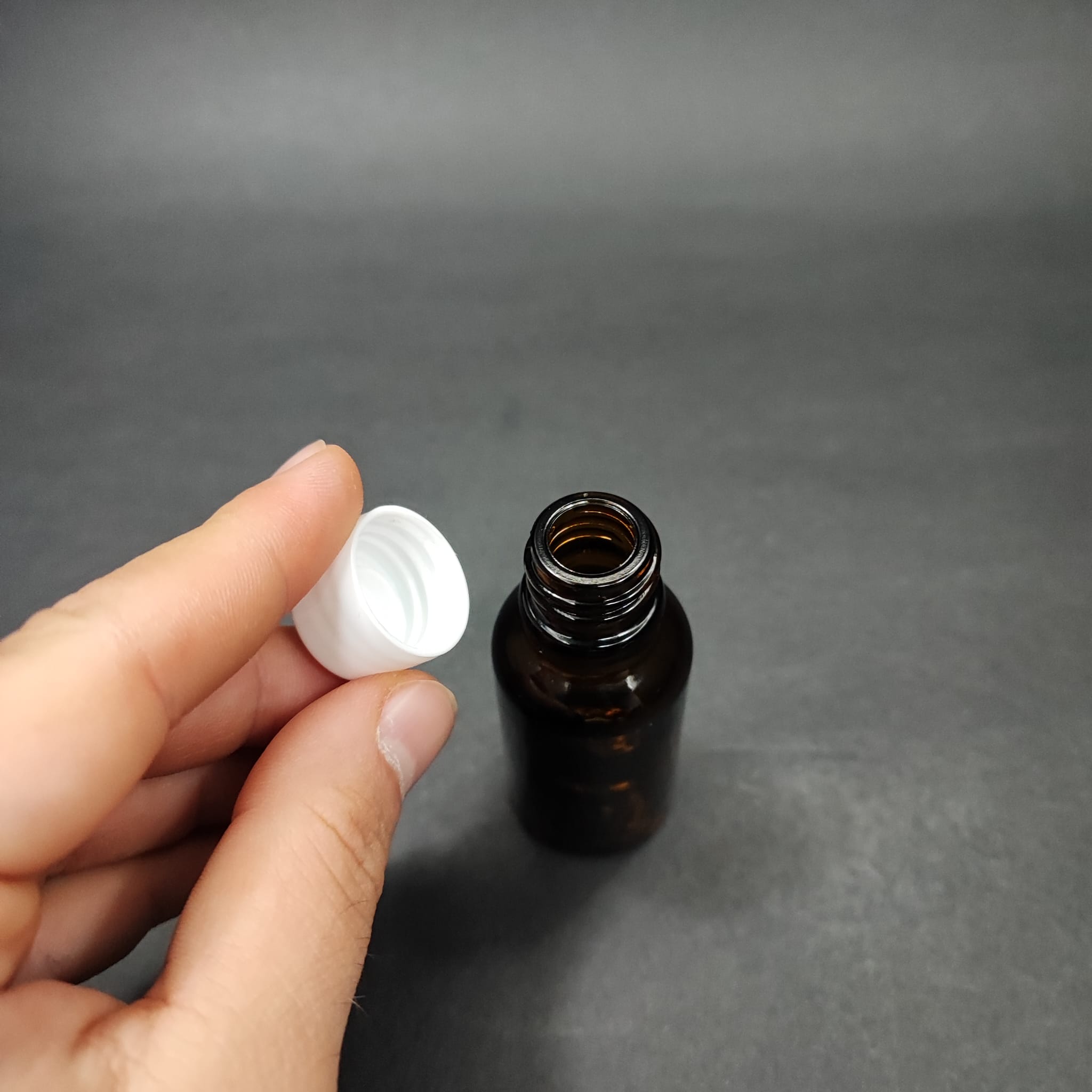 20 CC AMBER CAM ŞİŞE + KENDİNDEN CONTALI SIZDIRMAZ BEYAZ KAPAK - 20 ML KAPAKLI KAHVERENGİ CAM ŞİŞE
