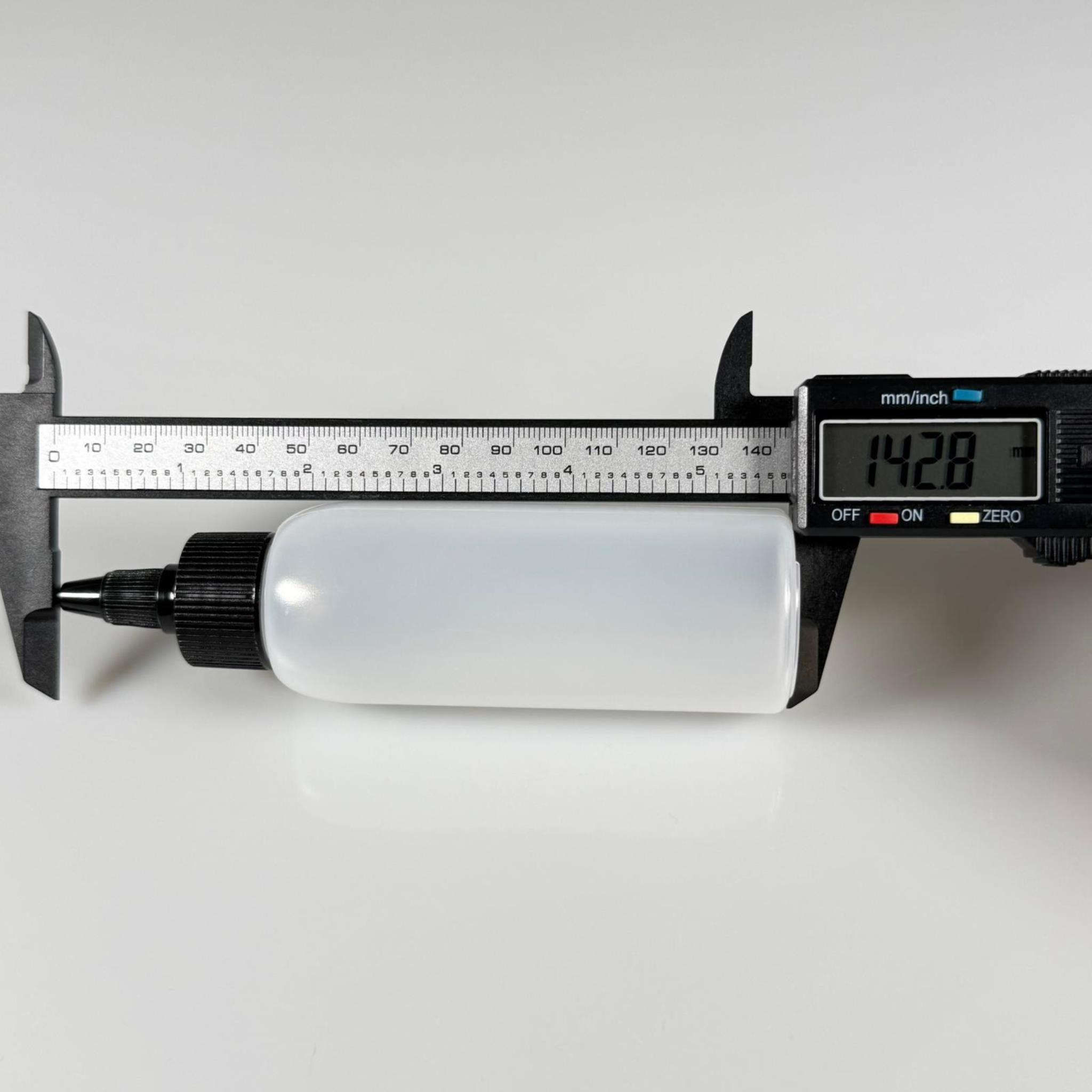 100 ML SIKILABİLİR YUMUŞAK PE PLASTİK ŞİŞE - SİYAH TWİST SİVRİ KARTUŞ KAPAKLI - 100 cc sos, yağ, kartuş, mürekkep vb için boş şişeler