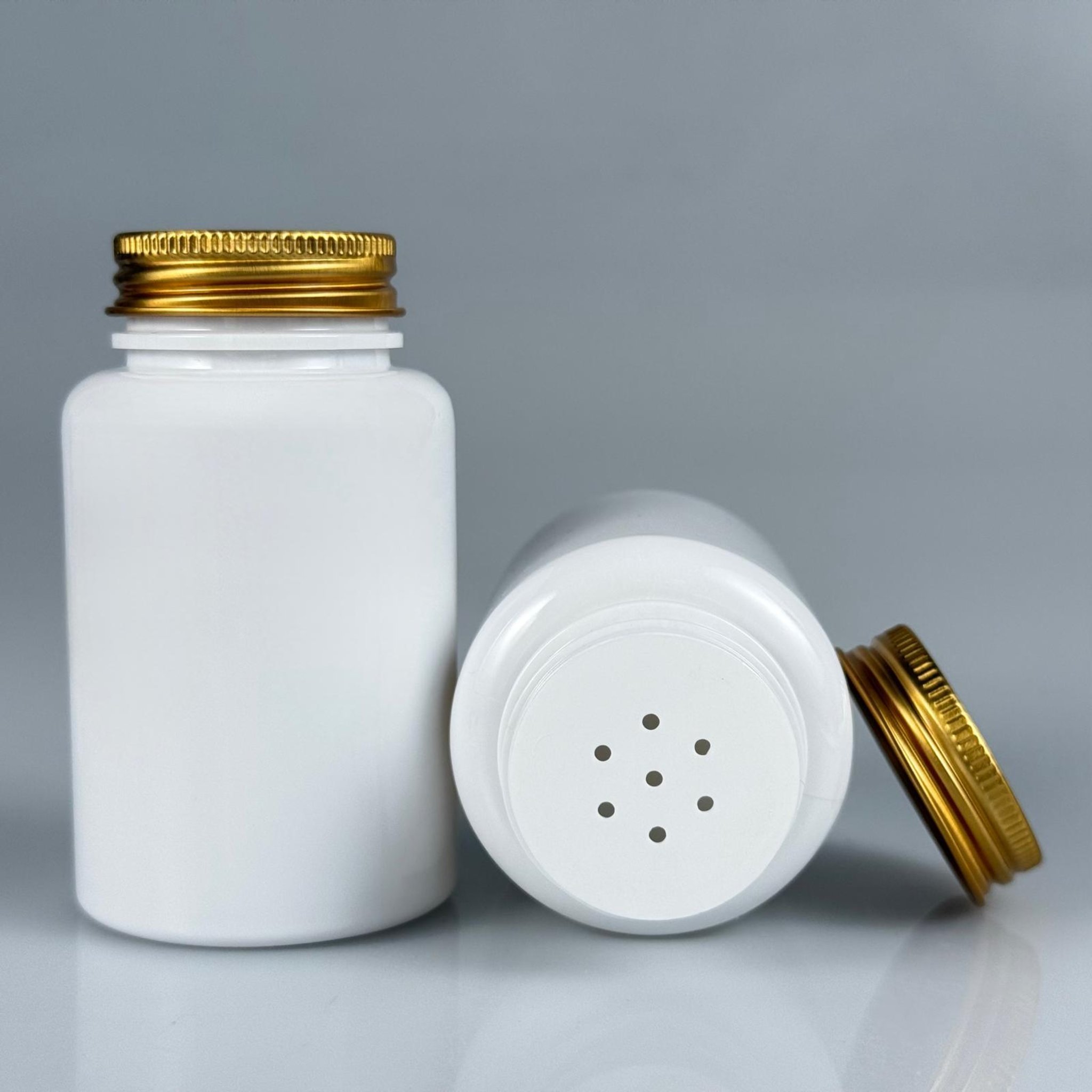 150 CC BEYAZ PET PUDRA ŞİŞESİ + KÖPÜK CONTALI GOLD METAL KAPAKLI + PUDRA TIPALI TAKIM - 150 ML PUDRA KUTUSU, EKO TUZLUK