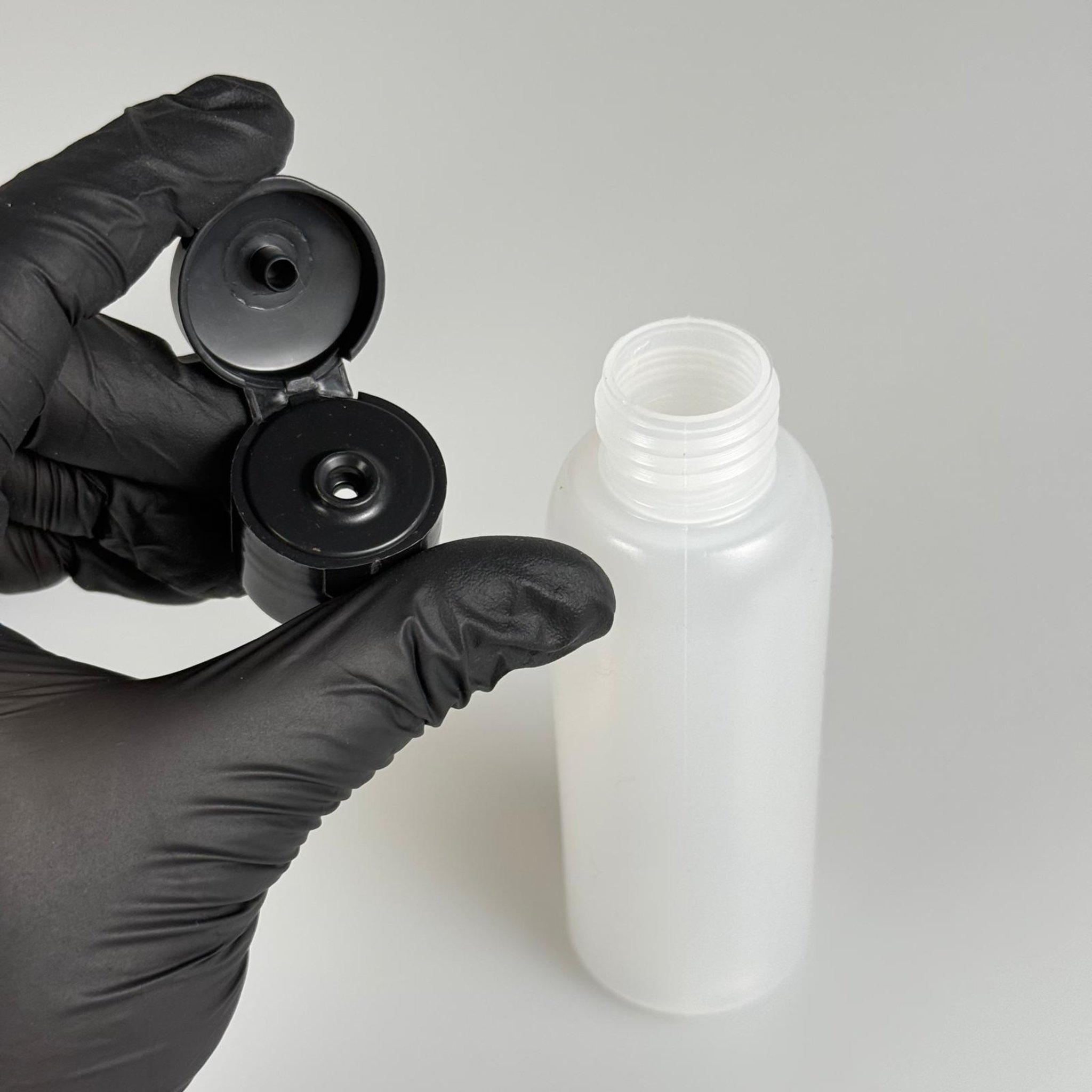 100 ML SIKILABİLİR YUMUŞAK PE POLİETİLEN PLASTİK ŞİŞE - SİYAH FLİPTOP ŞAMPUAN KAPAKLI - 100 cc sos, yağ, kartuş, mürekkep vb için boş şişeler