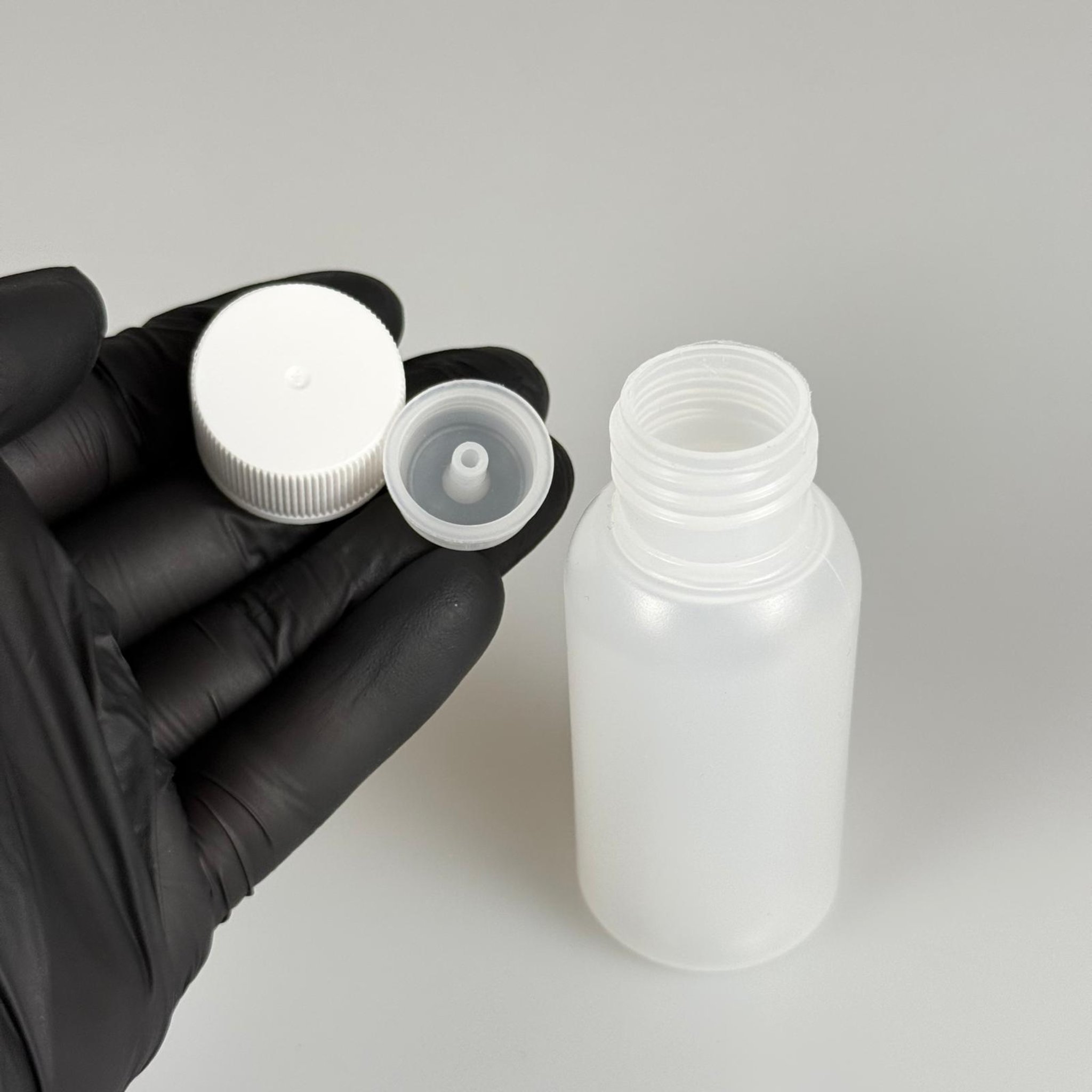 50 ML SIKILABİLİR YUMUŞAK POLİETİLEN PE PLASTİK ŞİŞE - CONTALI BEYAZ KAPAKLI + KOLONYA TIPALI - 50 cc sos, yağ, kartuş, mürekkep vb için boş şişeler