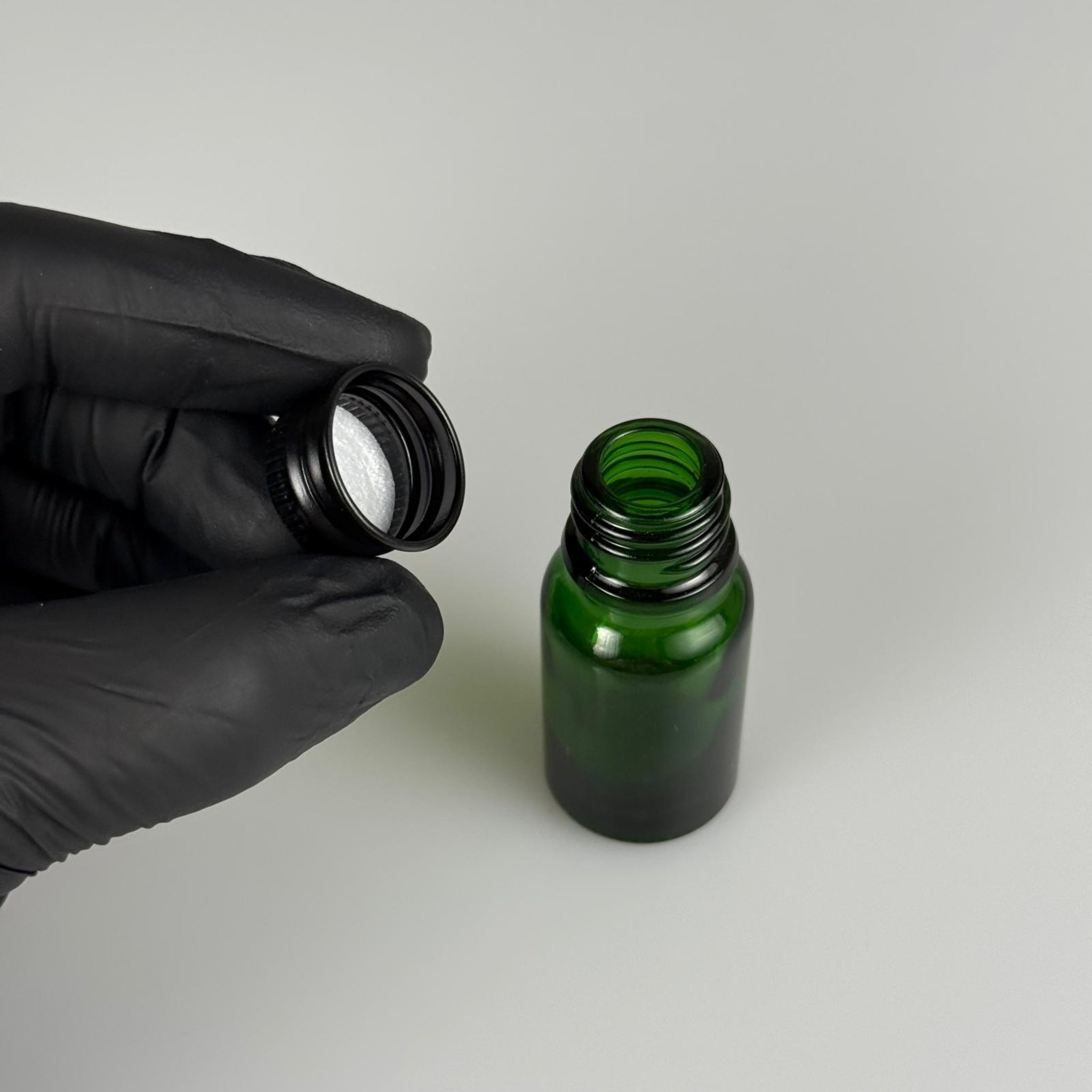 10 CC YEŞİL CAM ŞİŞE + KÖPÜK CONTALI SİYAH ALÜMİNYUM METAL KAPAKLI TAKIM - 10 ML YEŞİL CAM ŞİŞE