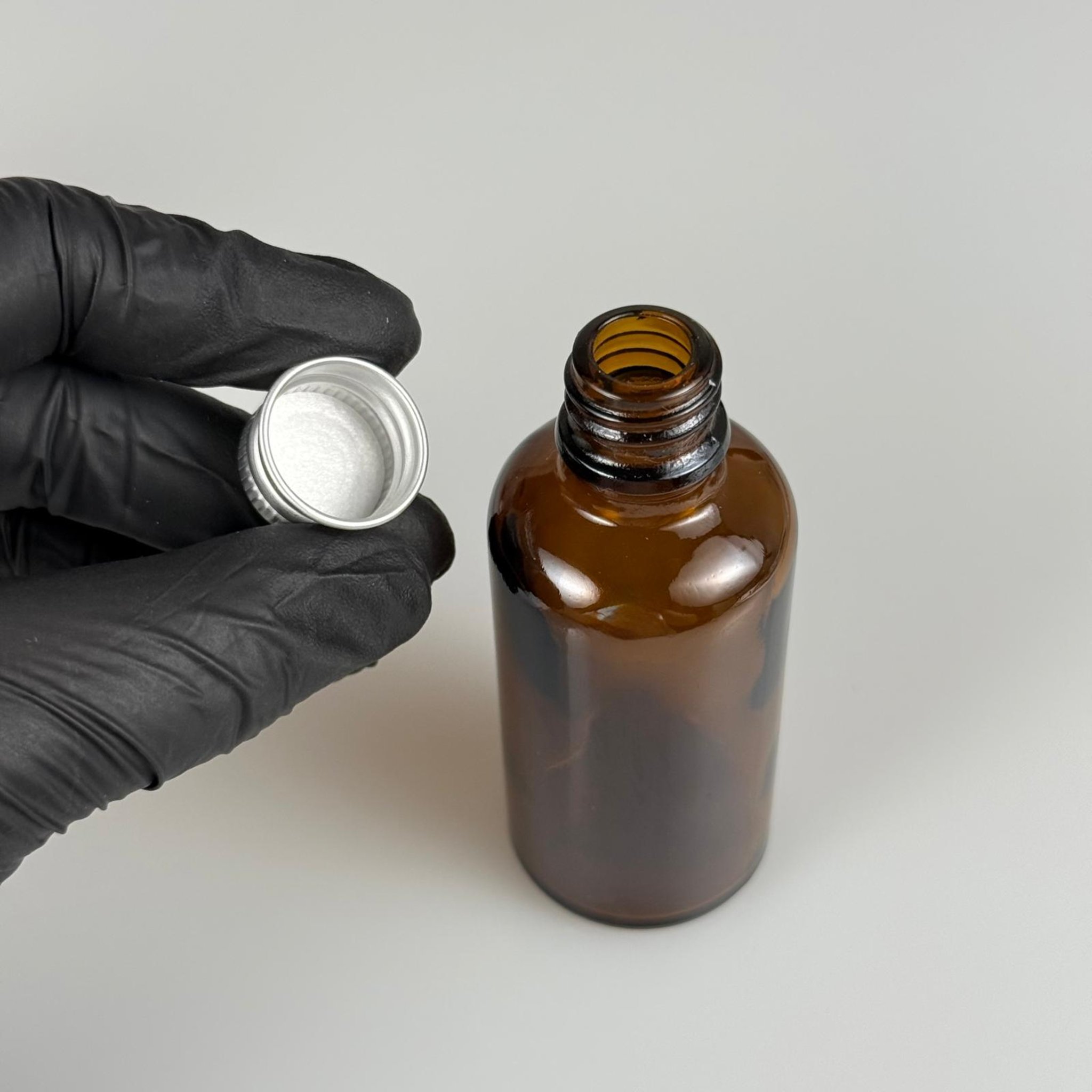 50 CC AMBER CAM ŞİŞE + KÖPÜK CONTALI GÜMÜŞ ALÜMİNYUM METAL KAPAKLI TAKIM - 50 ML KAHVERENGİ CAM ŞİŞE