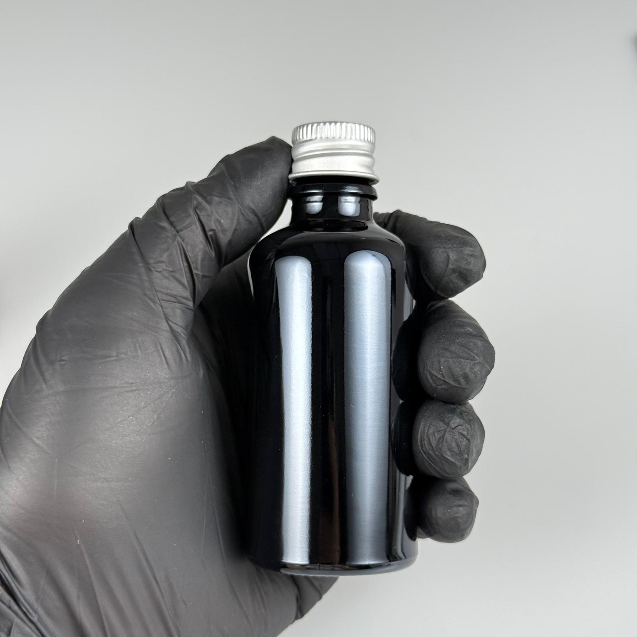 50 CC SİYAH CAM ŞİŞE + KÖPÜK CONTALI GÜMÜŞ ALÜMİNYUM METAL KAPAKLI + KÖR TIPALI TAKIM - 50 ML SİYAH CAM ŞİŞE
