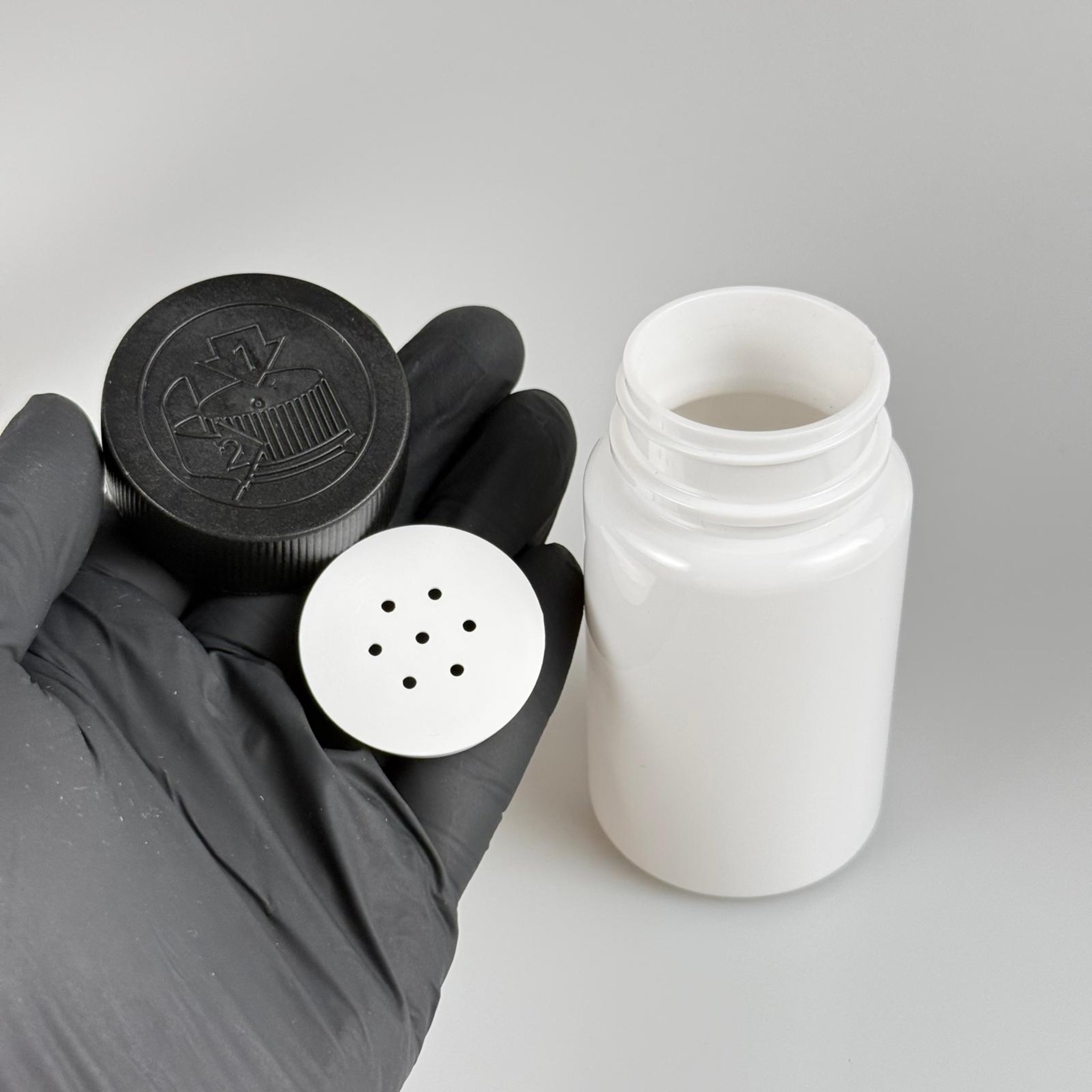 100 CC BEYAZ PET PUDRA ŞİŞESİ + ÇOCUK KİLİTLİ SİYAH PLASTİK KAPAKLI + PUDRA TIPALI TAKIM - 100 ML PUDRA KUTUSU, EKO TUZLUK