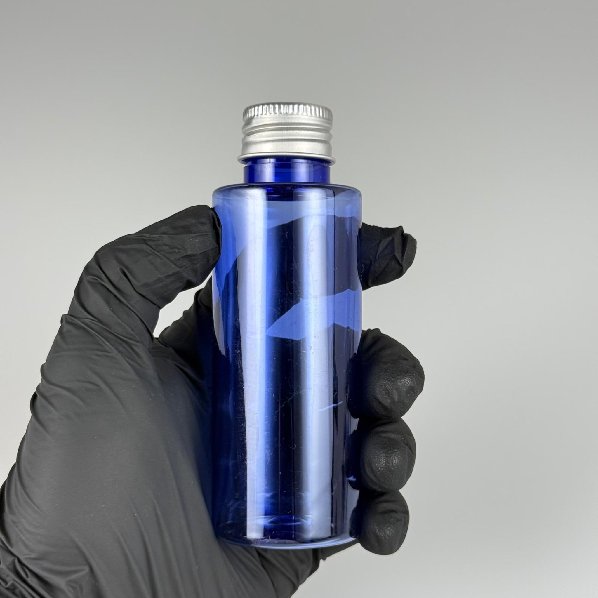 100 CC MAVİ SİLİNDİR KESKİN KÜT MODEL SERT PET ŞİŞE (17 GR - 24 AĞIZ ) + KÖPÜK COMTALI GÜMÜŞ METAL ALÜMİNYUM KAPAK + KOLONYTA TIPALI TAKIM - 100 ML KAPAKLI MAVİ PET ŞİŞELER