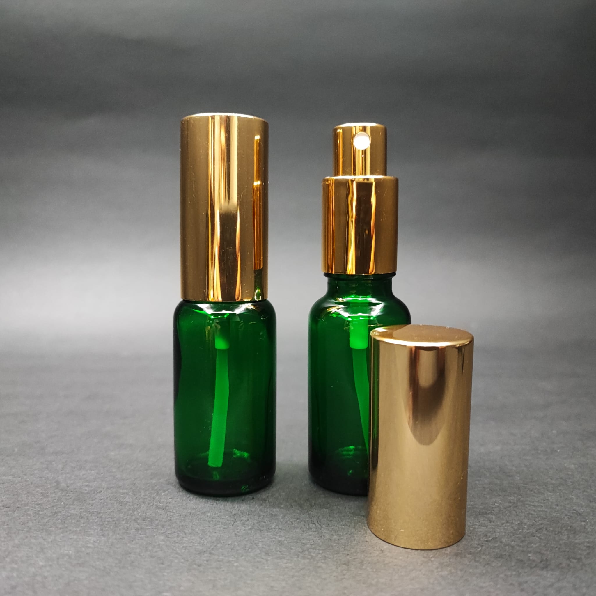 20 ML LÜKS VİDALI VALF ÇEVİRME PARFÜM ŞİŞELERİ - 20 CC YEŞİL CAM ŞİŞE - GOLD METAL SPREYLİ KAPAKLI SET