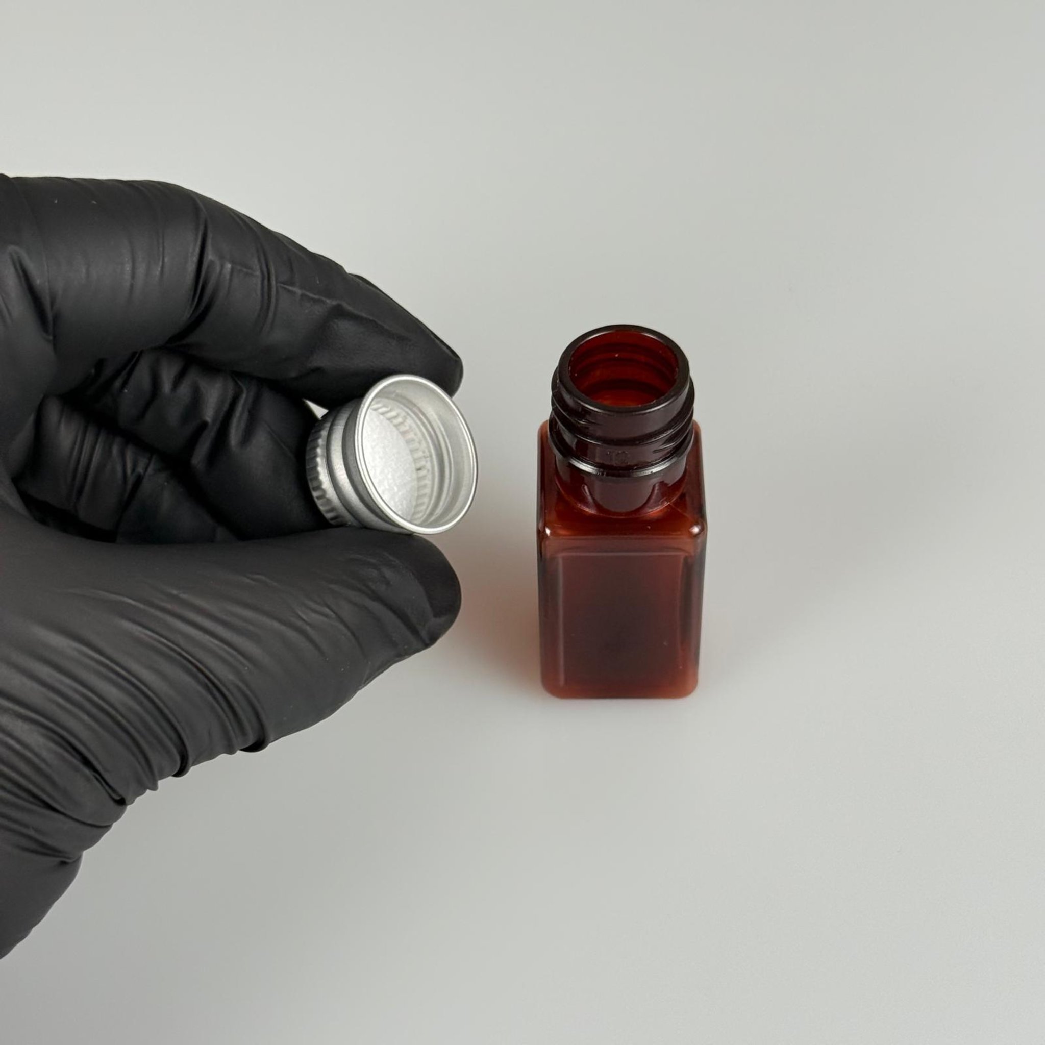 10 CC AMBER KARE PET SHOT ŞİŞE - KÖPÜK CONTALI GÜMÜŞ ALÜMİNYUM METAL KAPAKLI TAKIM - 10 ML KAHVERENGİ PLASTİK ŞİŞE