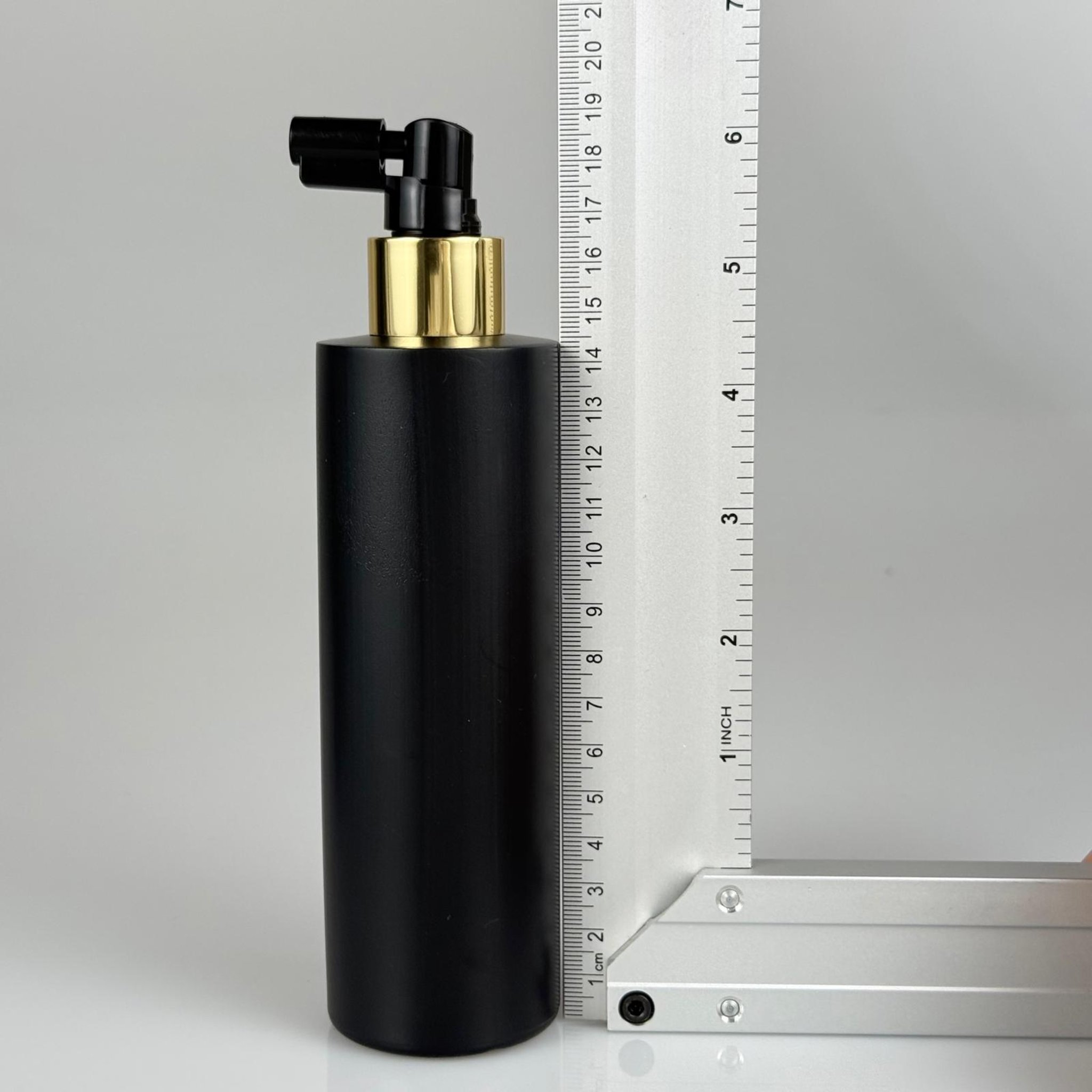250 CC SİYAH SİLİNDİR MODEL MAT SERT POLİETİLEN ŞİŞE + SİYAH GAGALI GOLD SPREYLİ TAKIM - 250 ML SPREYLİ SİYAH PLASTİK ŞİŞE