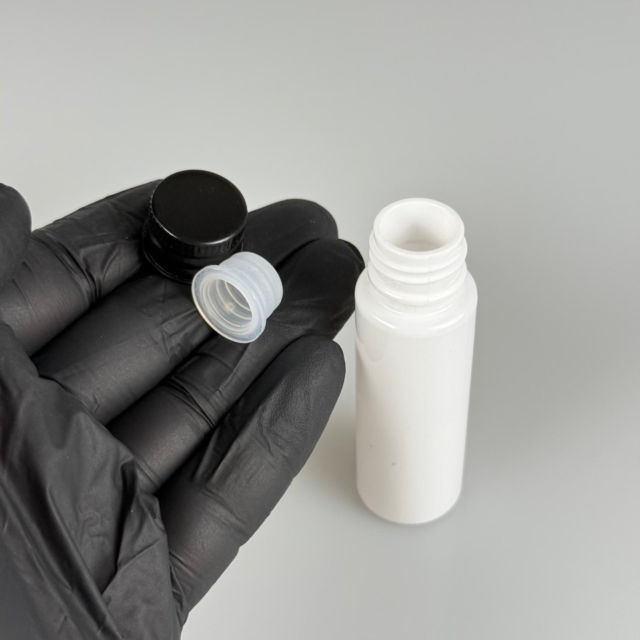 20 CC BEYAZ PET SHOT ŞİŞE - KÖPÜK CONTALI SİYAH ALÜMİNYUM METAL KAPAKLI + KÖR TIPALI TAKIM - 20 ML PLASTİK ŞİŞE