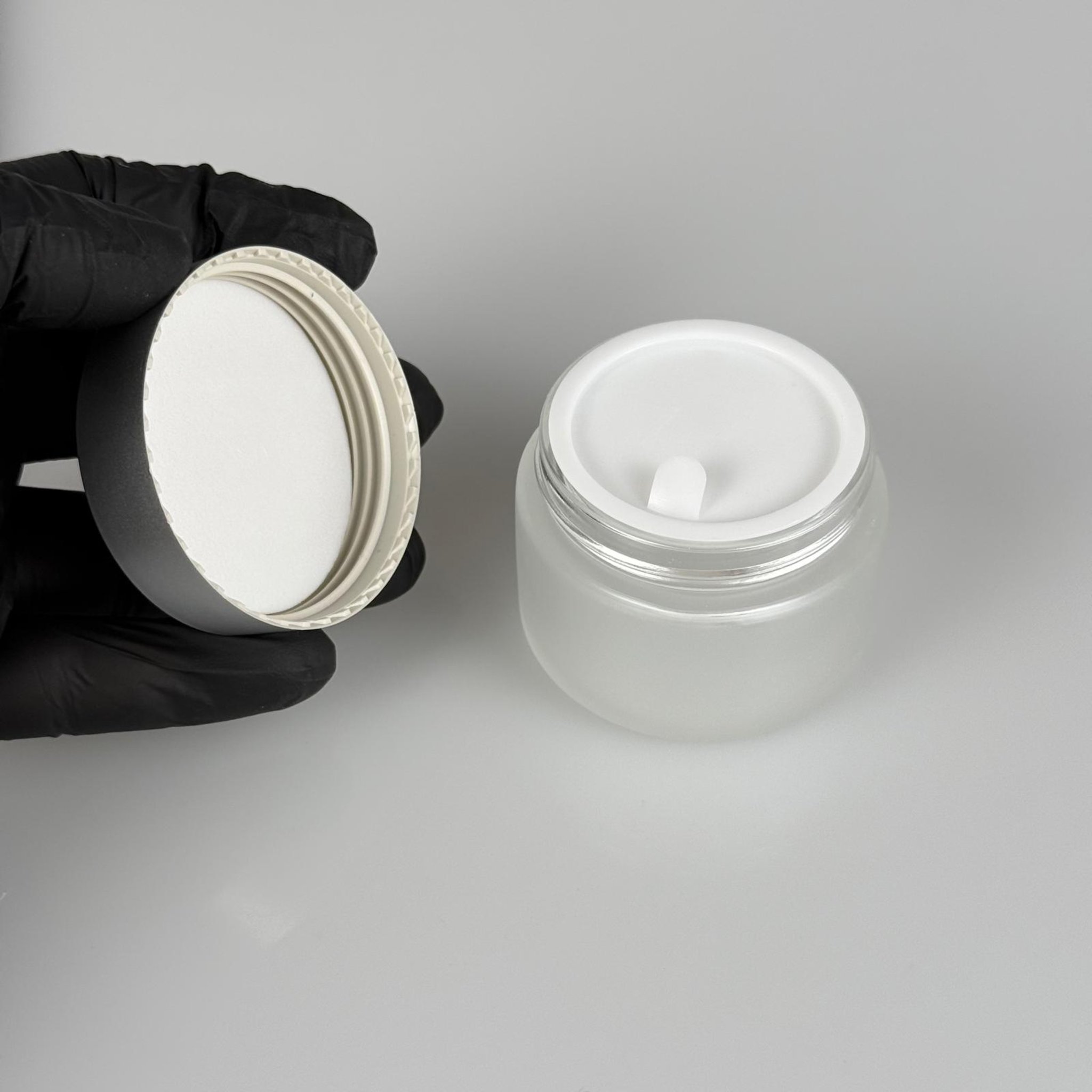 50 CC BUZLU CAM KREM KAVANOZU + YALDIZLI GÜMÜŞ KAPAK + İÇ TIPA - 50 ML Kozmetik ve Bakım Ürünleri İçin Cam Kavanozları
