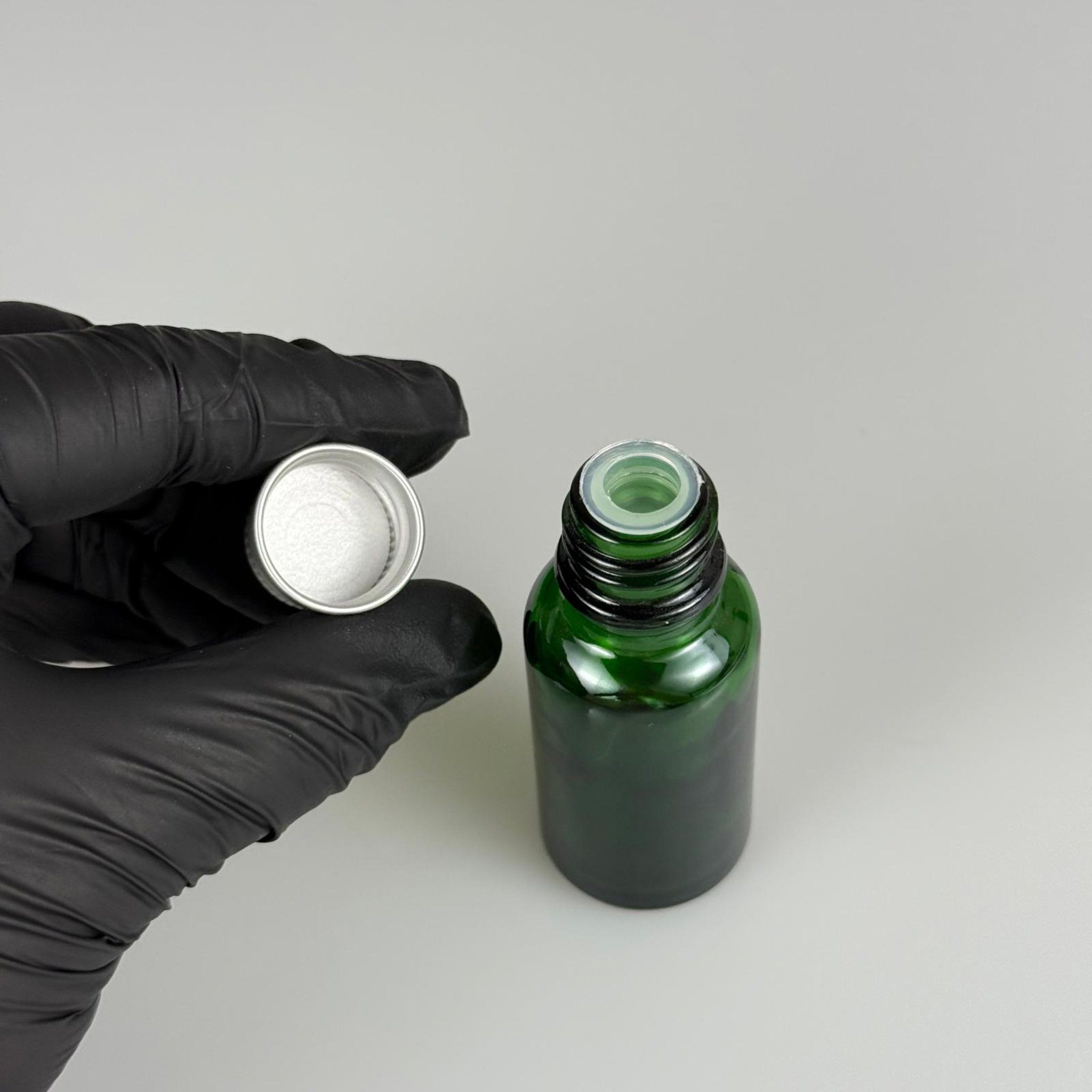 20 CC YEŞİL CAM ŞİŞE + KÖPÜK CONTALI GÜMÜŞ ALÜMİNYUM METAL KAPAKLI + KÖR TIPALI TAKIM - 20 ML YEŞİL CAM ŞİŞE