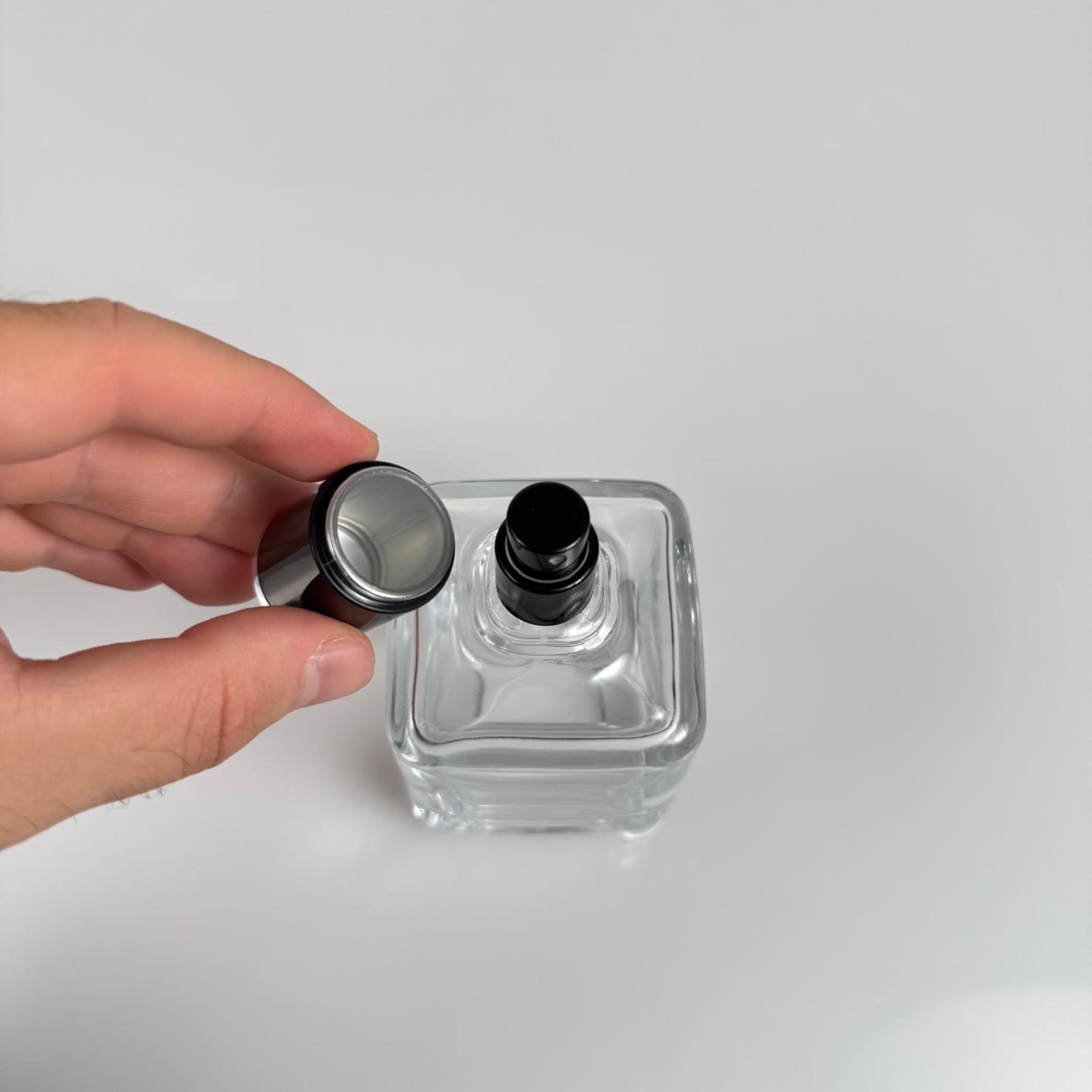 100 ML KARE MODEL LURA PARFÜM ŞİŞESİ - SİYAH METAL SPREYLİ + GÜMÜŞ SİYAH KAPAKLI (AĞIZ 15 MM GEÇME KOLAY KAPAMA)